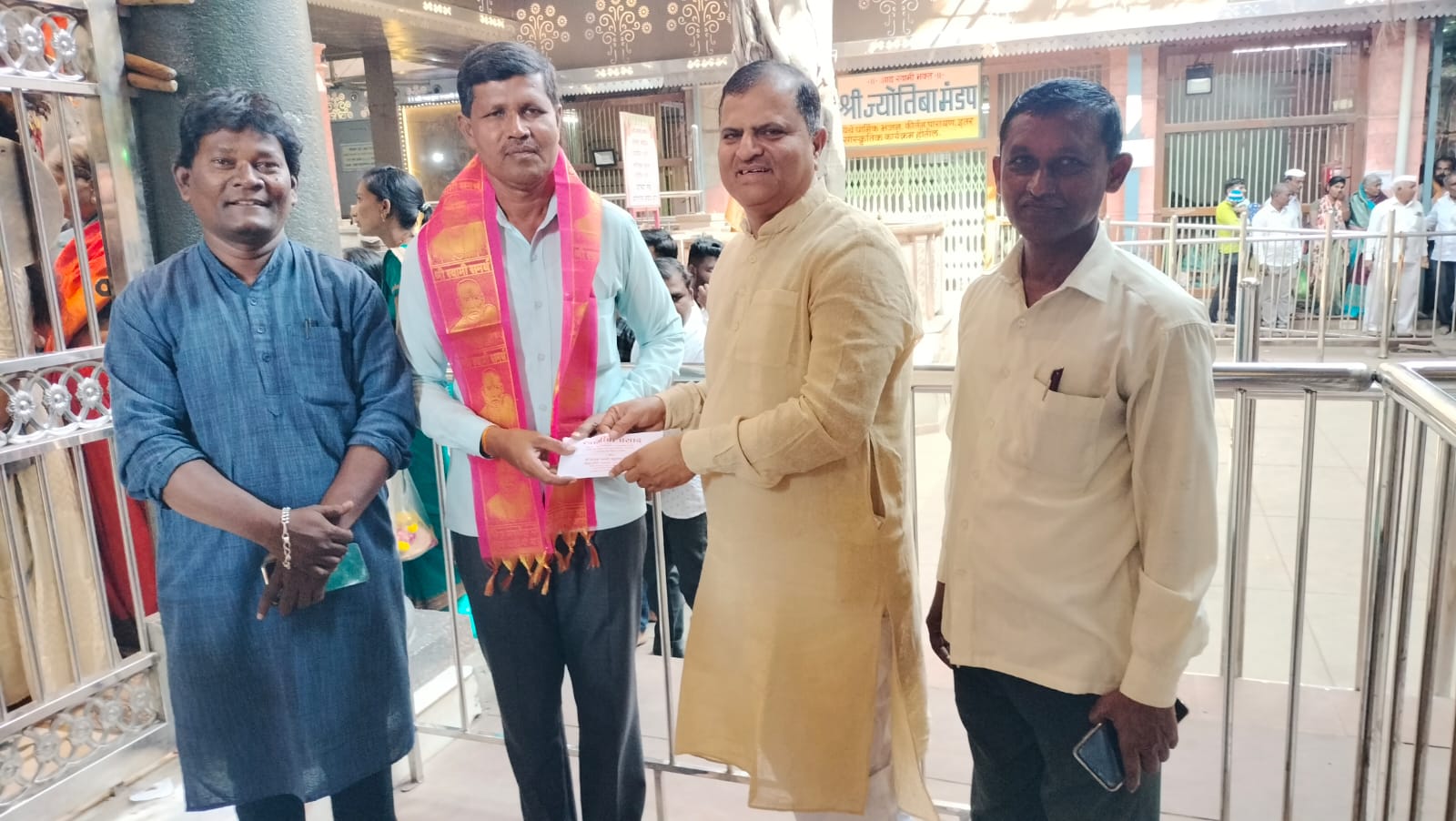 श्री वटवृक्ष स्वामी मंदिरात पत्रकार स्वामीराव गायकवाड यांचा सत्कार