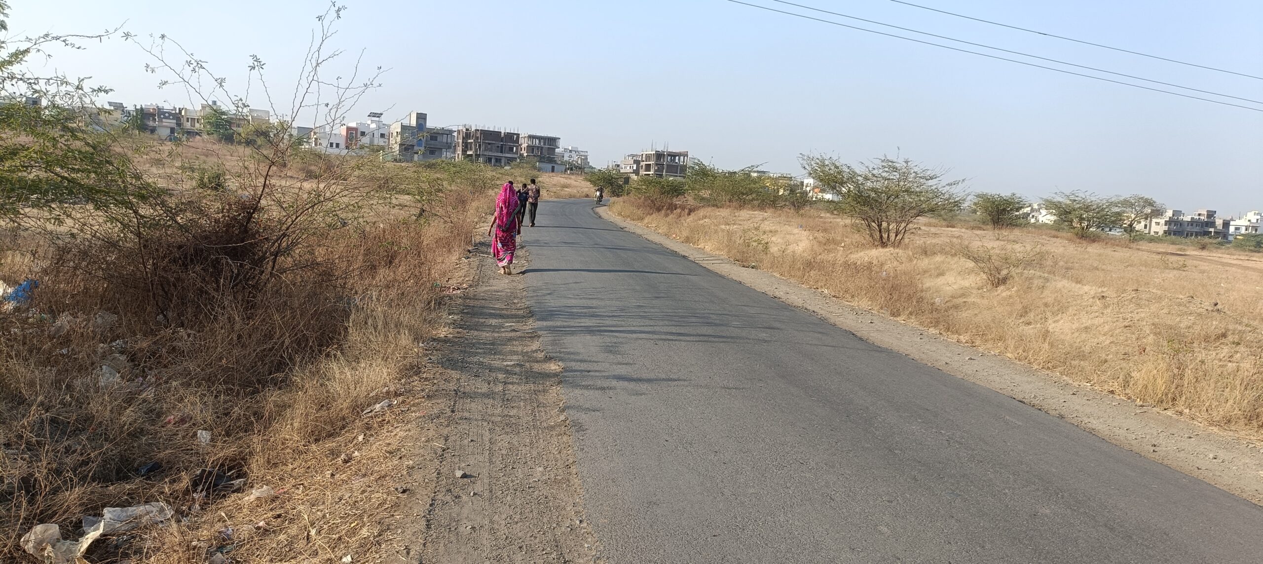 अक्कलकोट शहरातील बासलेगाव रोड परिसरातील रस्ता रुंदीकरण्याची मागणी 