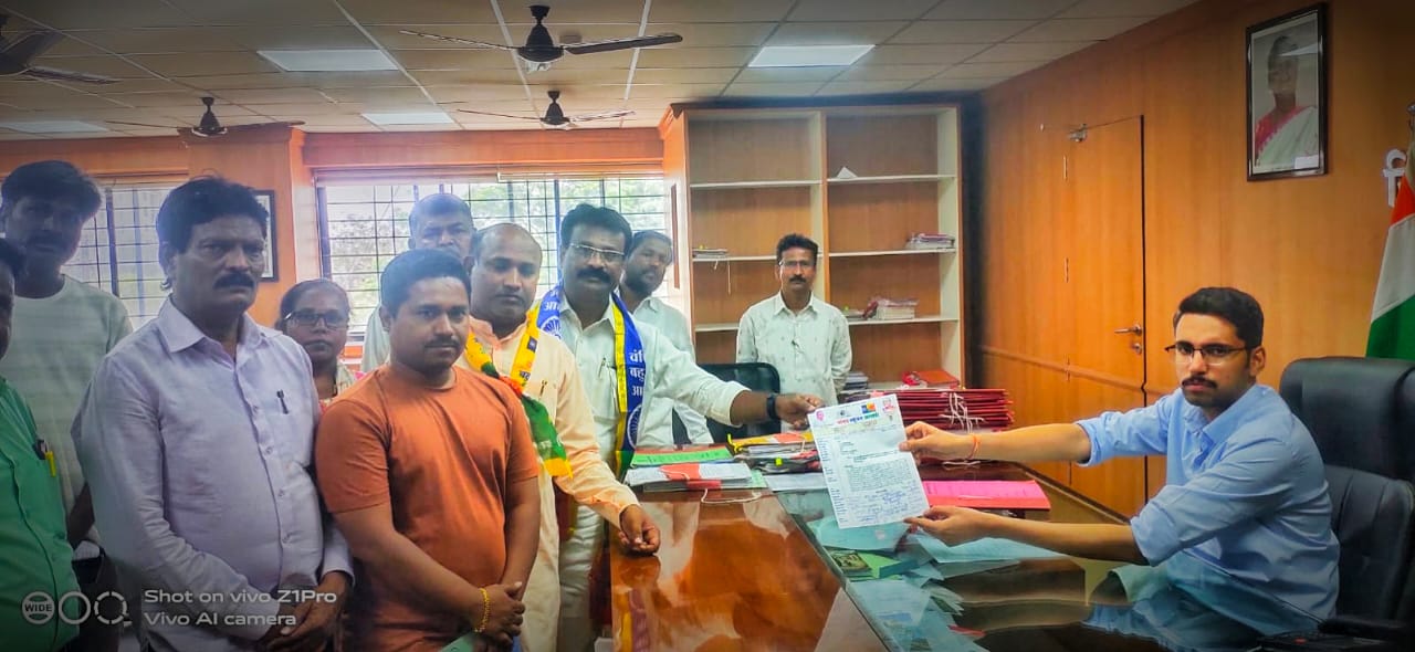 वंचित बहुजन आघाडी सोलापूर शहर जिल्ह्याच्या वतीने सोलापूर जिल्हा अधिकारी कुमार आशीर्वाद यांना निवेदन