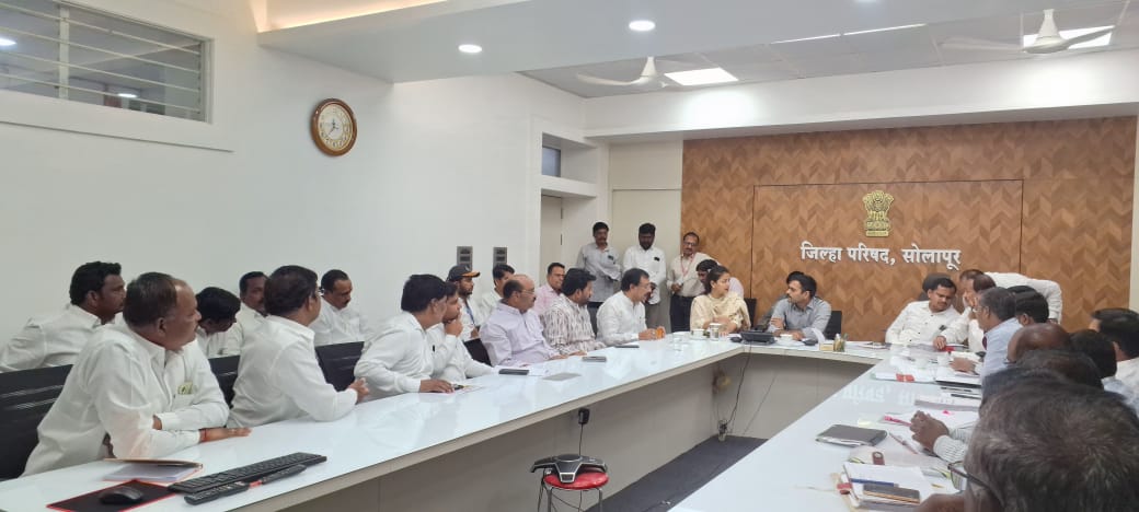शासकीय अधिकाऱ्यांनी सत्ताधाऱ्यांचे हस्तक न होता निष्पक्षपती प्रमाणे कामे करावे, मला हक्क भंग आणण्यास भाग पाडू नका : खासदार प्रणिती शिंदे