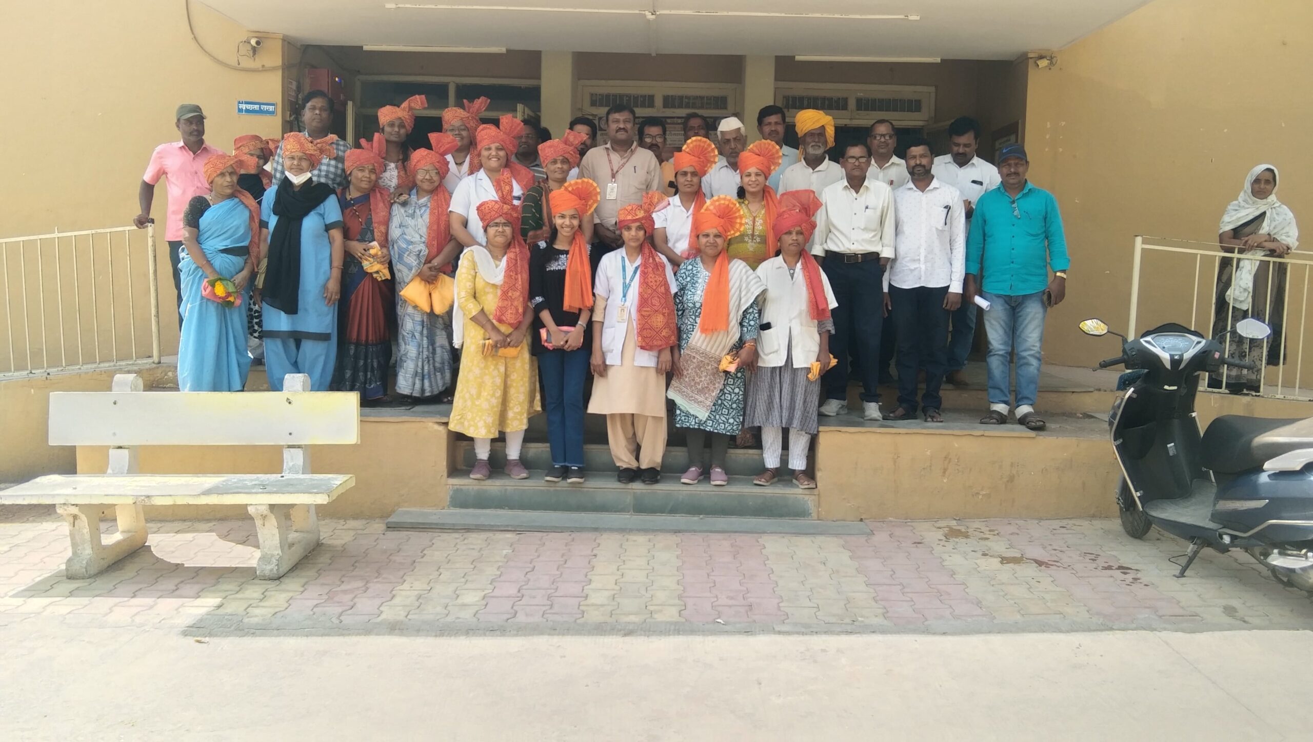 राष्ट्रवादी काँग्रेस शरद पवार पक्षाच्यावतीने महिला दिनानिमित्त ग्रामीण रुग्णालयातील महिला कर्मचाऱ्याचां सन्मान