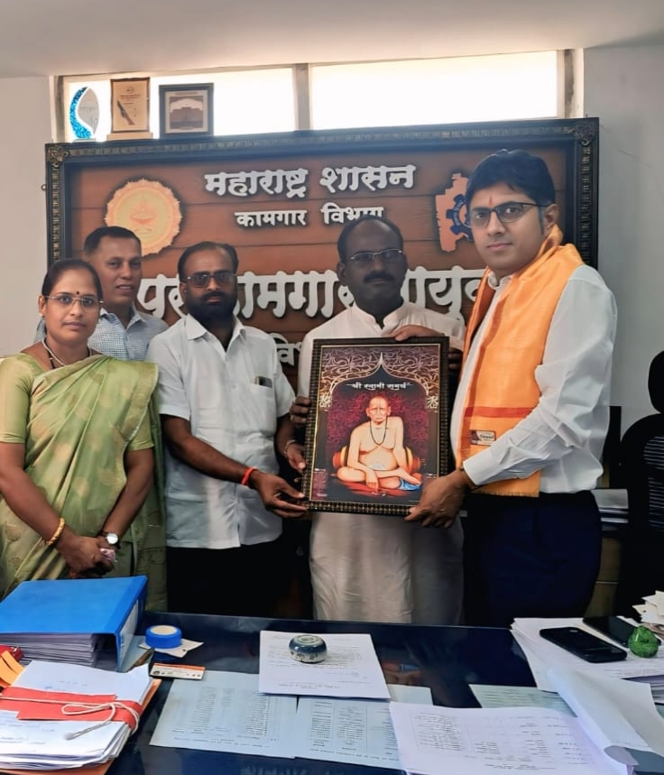 अप्पर कामगार आयुक्त पुणे यांचा सोलापूर शिवसेना कामगार सेनेकडून सत्कार