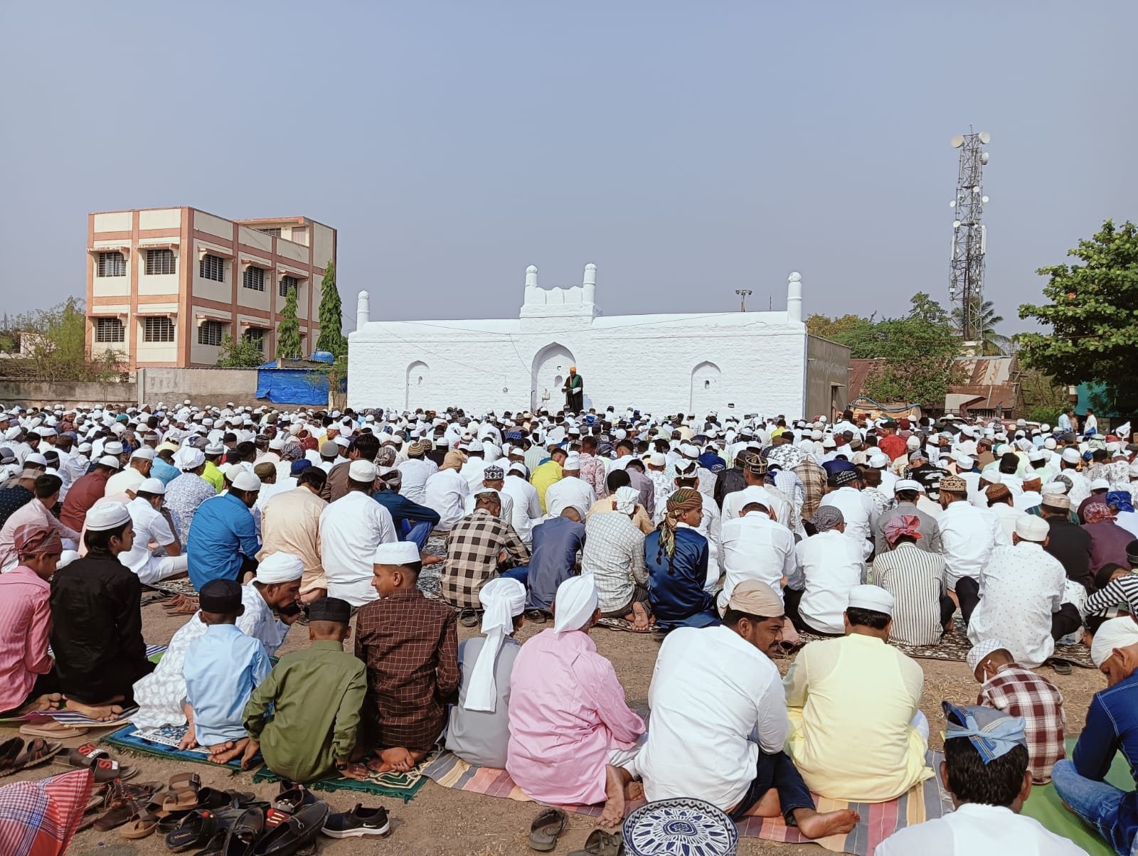 अक्कलकोट शहरातील शाही ईदगाह मैदानावर ईद-उल फित्र अर्थात रमजान ईदची सामुदायिक नमाज पठण.