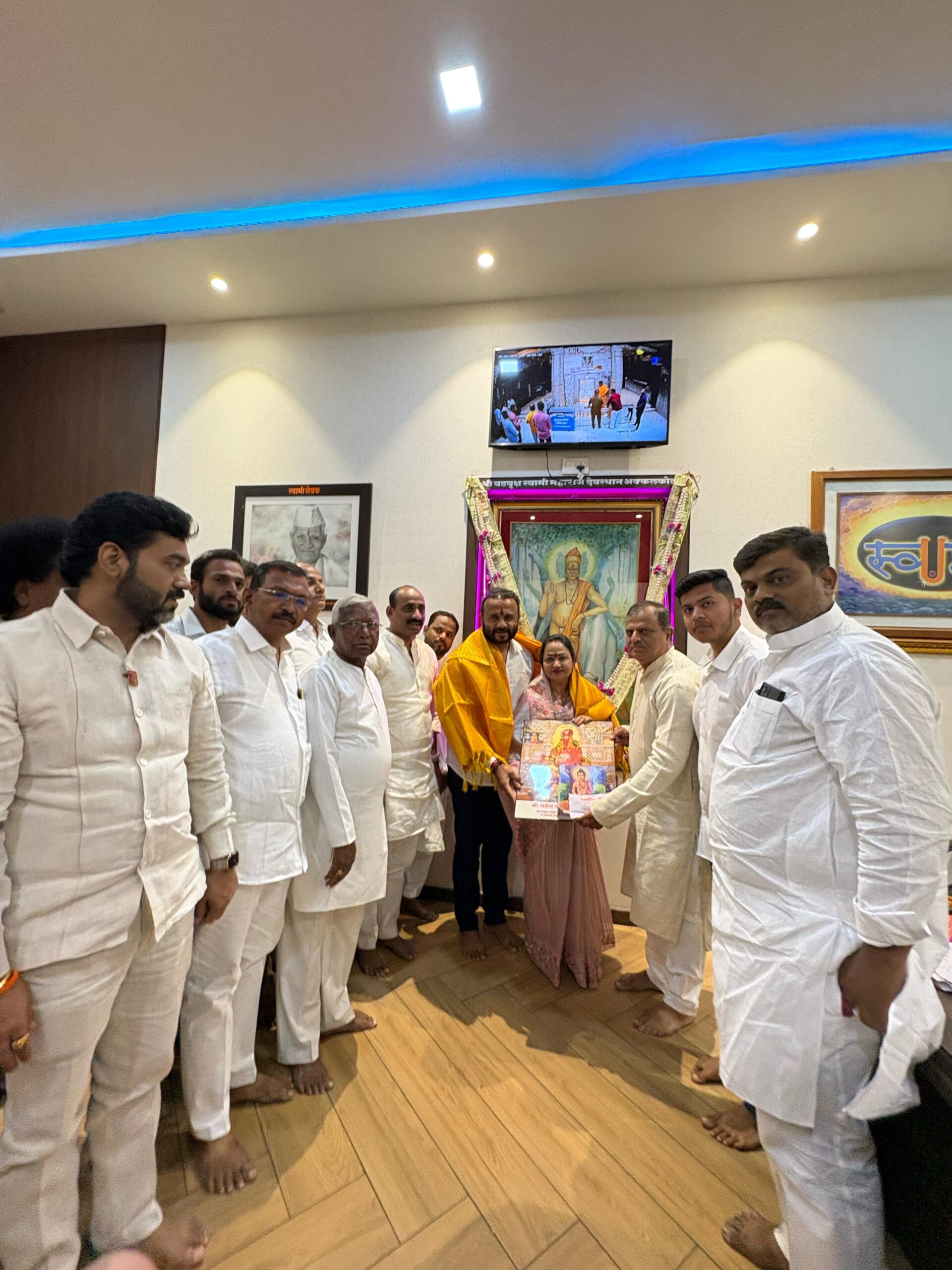 पालकमंत्री पदाच्या माध्यमातून लोकसेवा करणेकामी स्वामींचे आशिर्वाद घेण्यासाठी आलो आहे – पालकमंत्री गोरे 