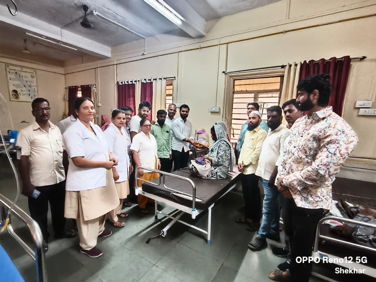 माजी मंत्री .सिद्धाराम म्हेत्रे यांच्या वाढदिवसानिमित्त अक्कलकोट ग्रामीण रूग्णालय येथे फळ वाटप