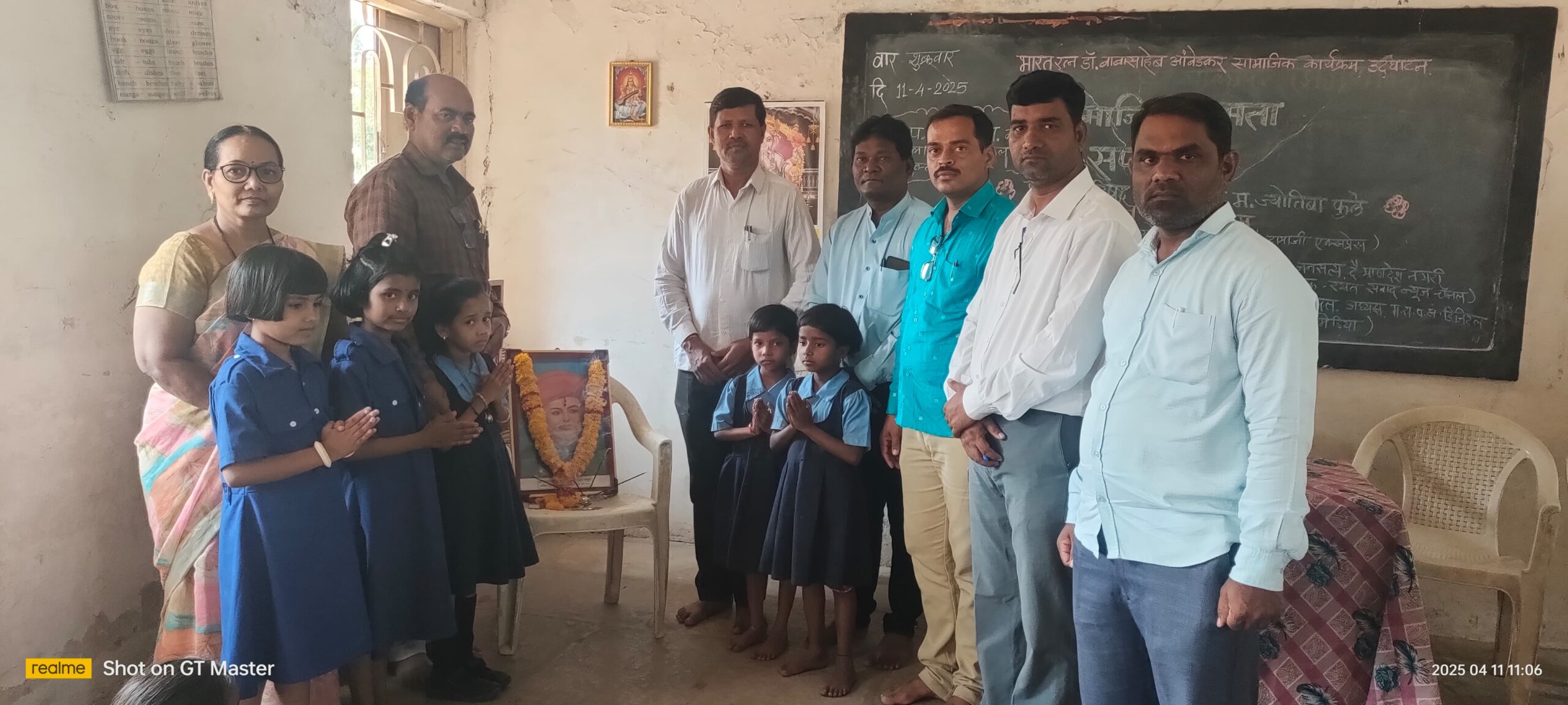 न. प. वरिष्ठ प्राथमिक सेंट्रल स्कूल येथे महात्मा ज्योतिबा फुले जयंतीनिमित्त अभिवादन