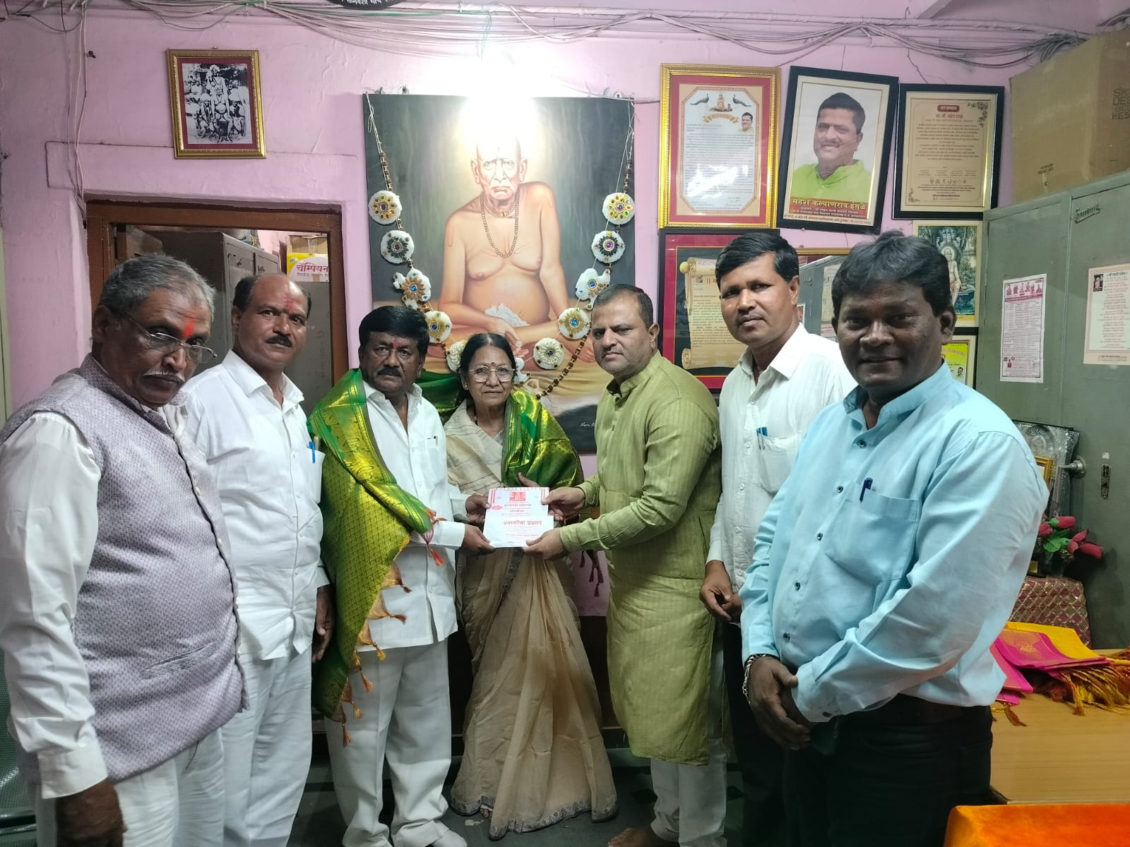 वटवृक्ष स्वामी महाराज देवस्थान समितीमध्ये शिवसेना ग्रंथालय सेलचे राज्य अध्यक्ष बी जी देशमुख यांचा सत्कार