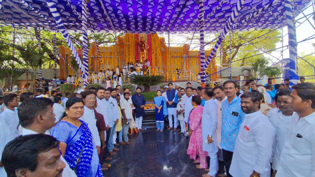 भारतरत्न डाॅ. बाबासाहेब आंबेडकर यांच्या जयंती निमित्त त्यांच्या पुतळ्यास खासदार प्रणिती शिंदे यांनी केले  अभिवादन 