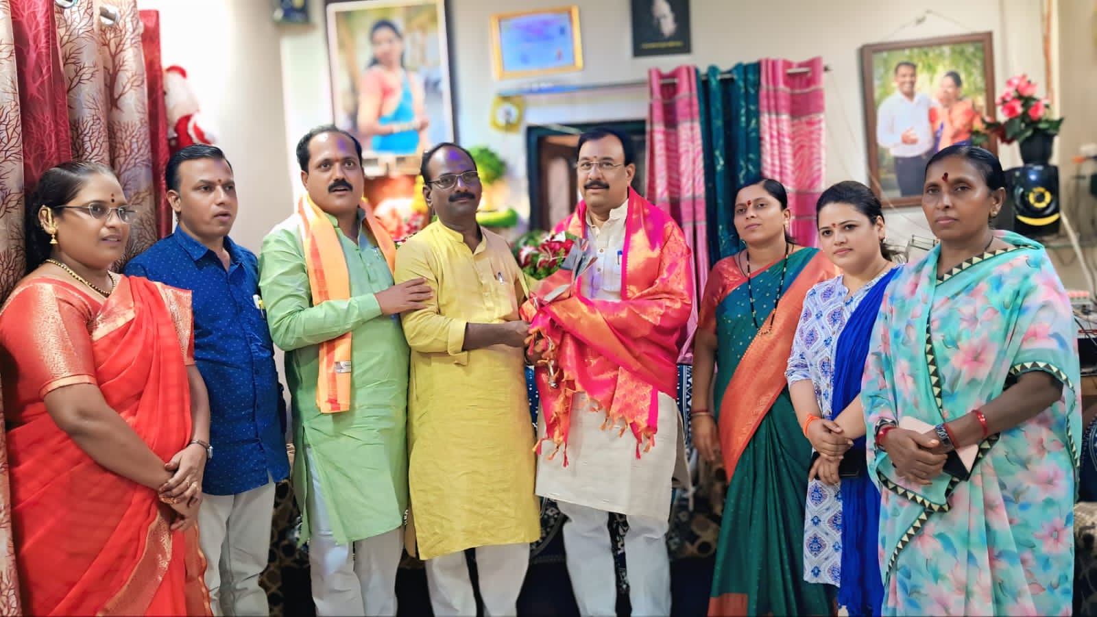 शिवसेना बांधकाम कामगार सेनेकडून माजी मंत्री म्हेत्रे यांचा सत्कार