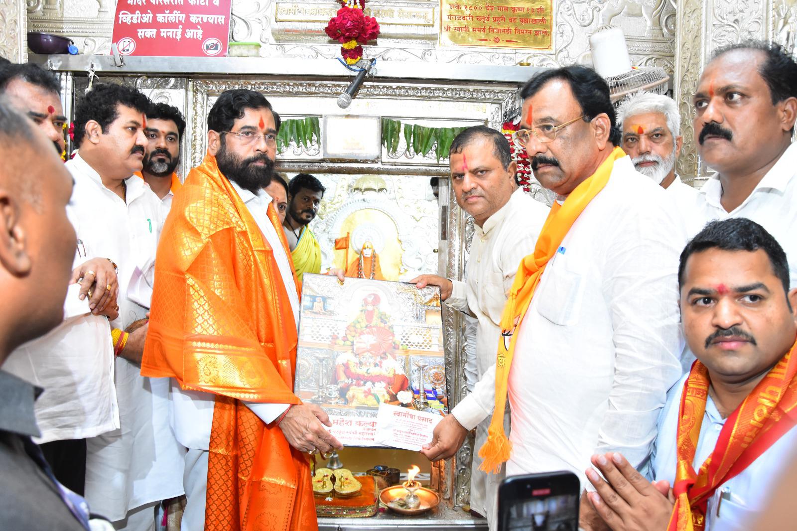वटवृक्ष छायेखाली स्वामींचे आशीर्वाद पाठीशी असल्याचे जाणवले – उपमुख्यमंत्री एकनाथ शिंदे