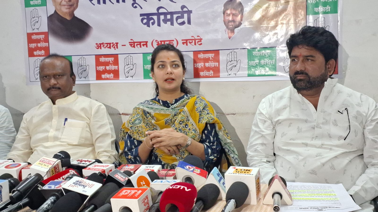 अपयशी मुख्यमंत्री देवेंद्र फडणवीसांनी निवडणूक आयोगाची वकिली करू नये :- खासदार प्रणिती शिंदे