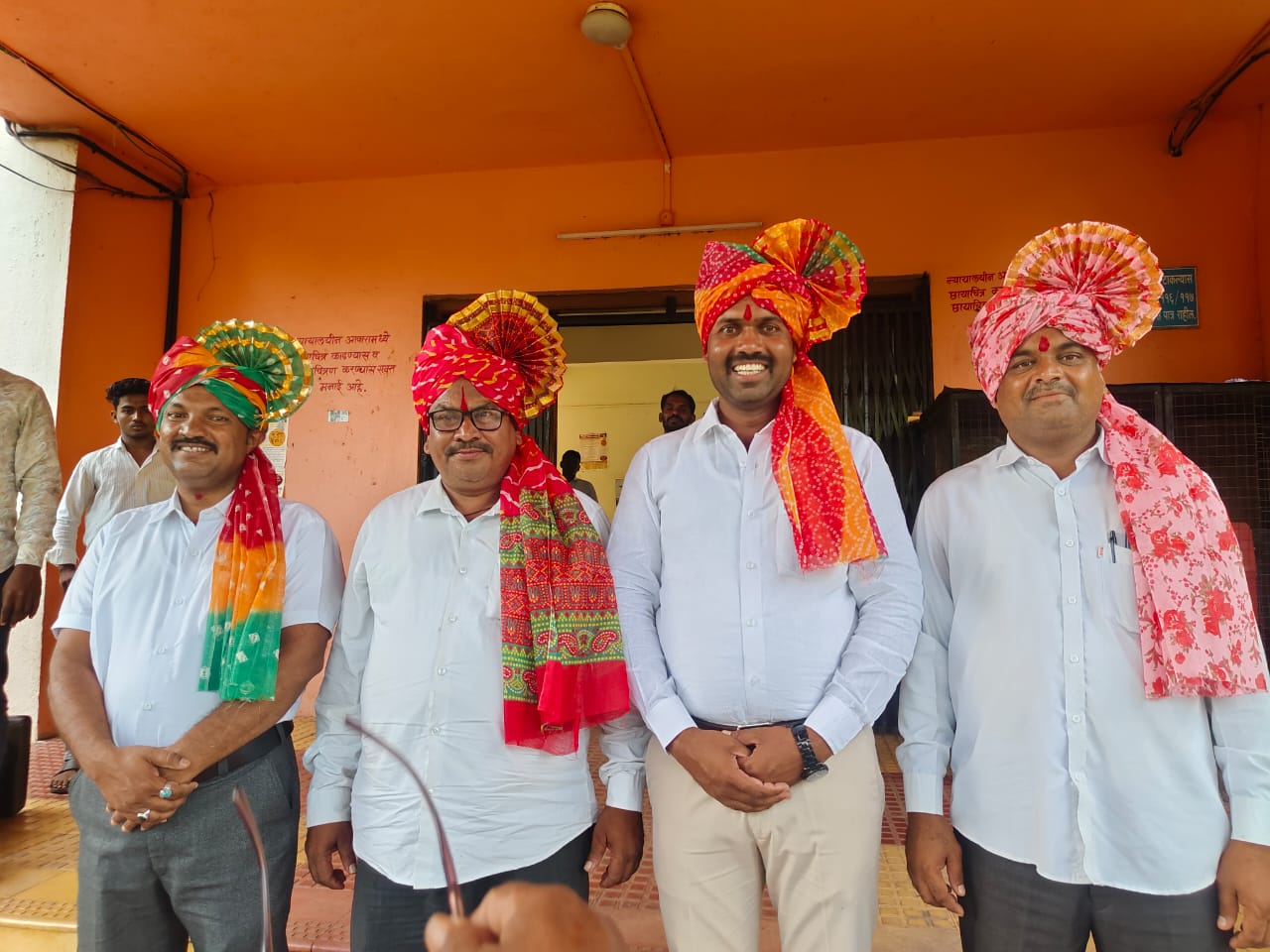 करमाळा वकील संघटनेच्या अध्यक्षपदी एडवोकेट रामभाऊ निळ तर उपाध्यक्षपदी एडवोकेट अलीम पठाण यांची बिनविरोध निवड