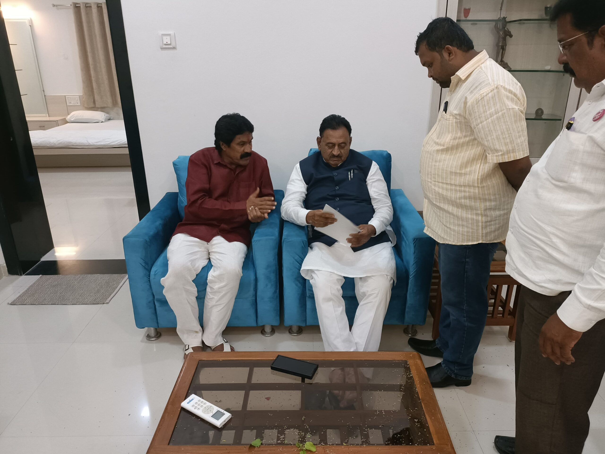 सहकार मंत्री बाबासाहेब पाटील यांना जनहित शेतकरी संघटनेचे साखर कारखानदाराच्यां मनमानी विरोधात निवेदन