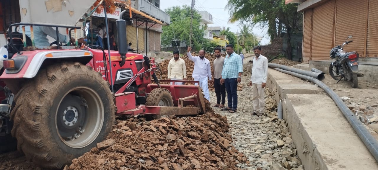 परंडा शहरात पालखी मार्गावरी रस्त्याचे काम युद्धपातळीवर सुरु