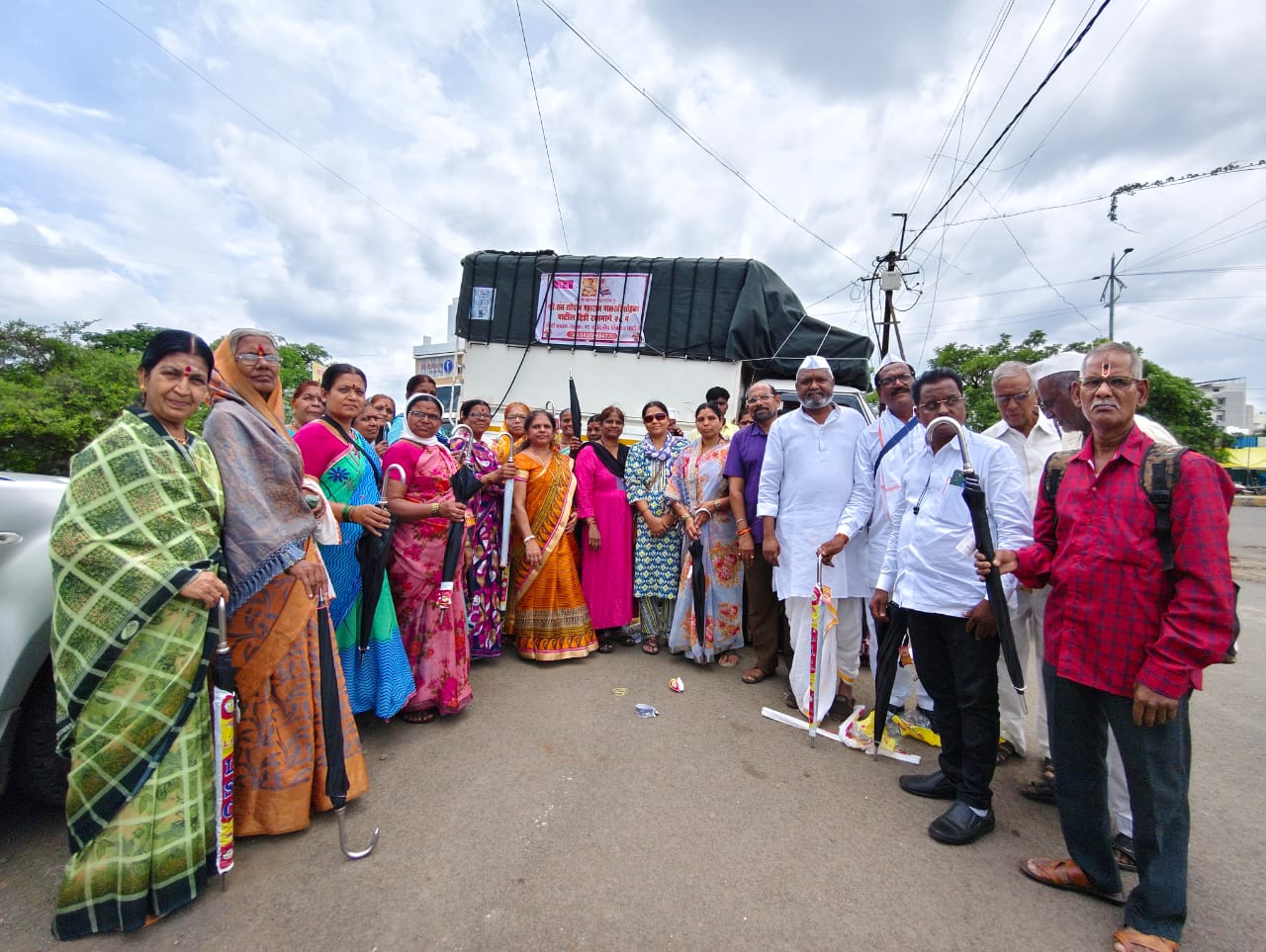 आस्थाच्या वतीने वारकरी संप्रदायास पावासापासून संरक्षण व्हावे म्हणून छत्री वाटप
