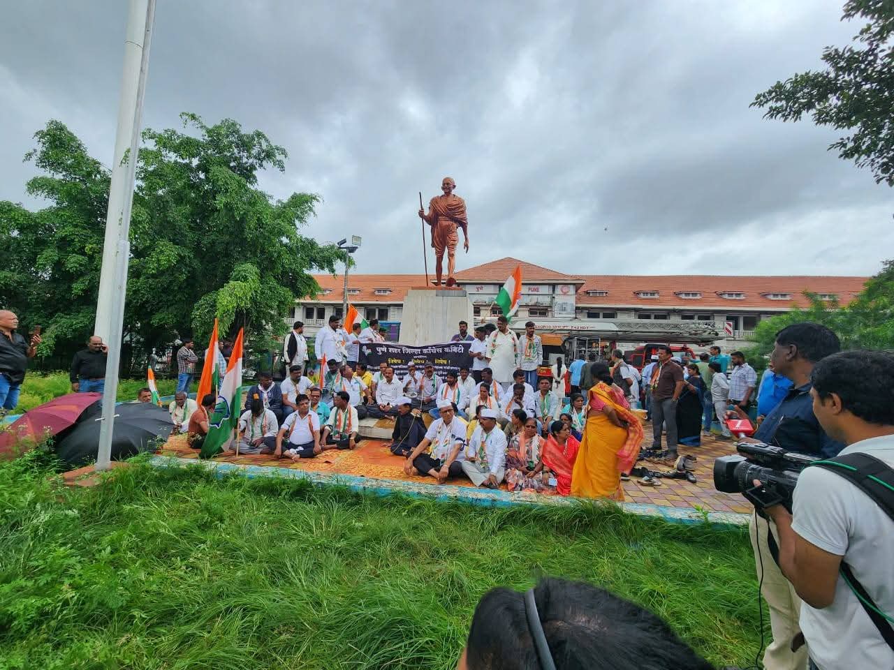 पुणे येथील महात्मा गांधीजींच्या पुतळ्याला दुग्धाभिषेक करून त्याचे शुद्धीकरण