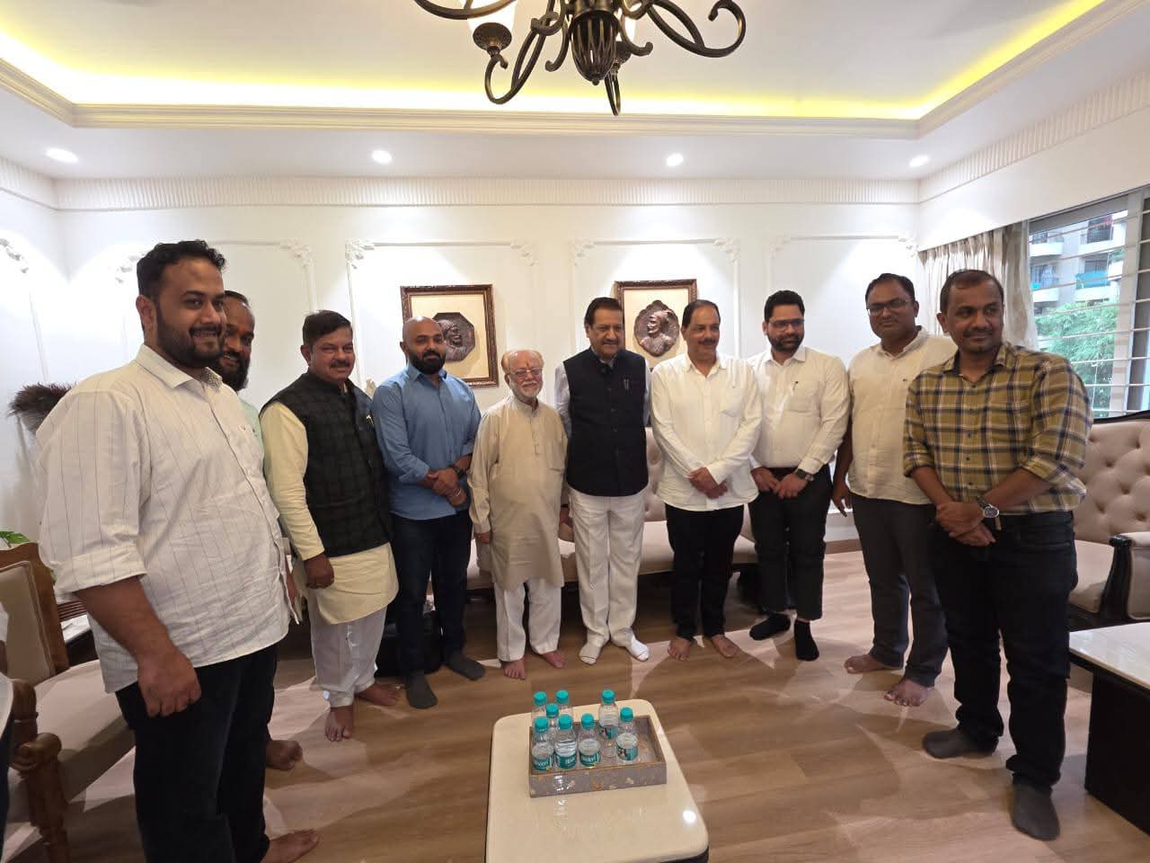 माजी मुख्यमंत्री पृथ्वीराज चव्हाण यांनी घेतली संभाजी ब्रिगेडचे प्रमुख प्रविण गायकवाड यांची भेट