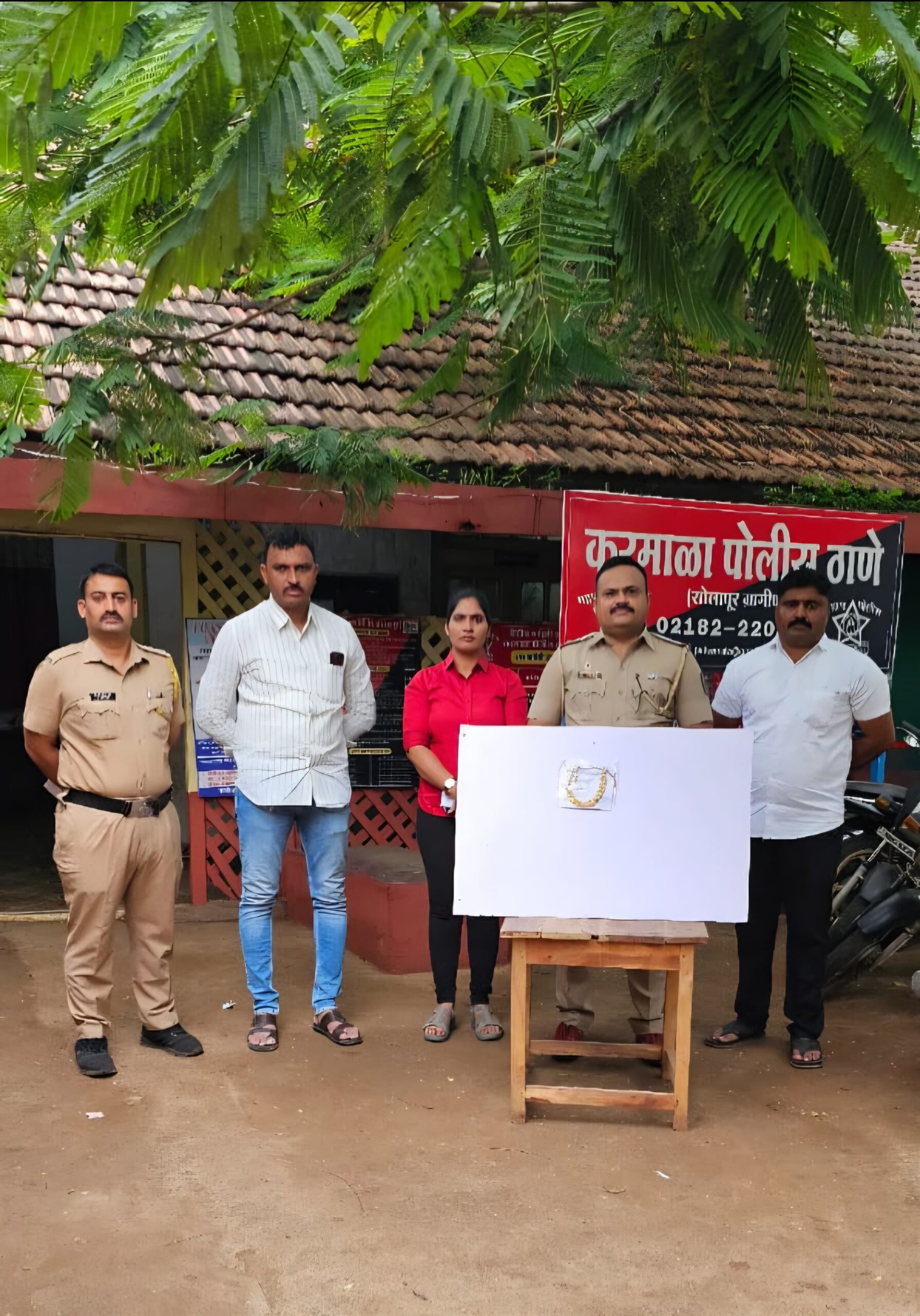 करमाळा पोलीस ठाणेची कामगिरी ,दिवसा घरफोडीच्या गुन्हयातील १,५०,०००/- रु. किंमतीचे सोन्याचे दागिने हस्तगत