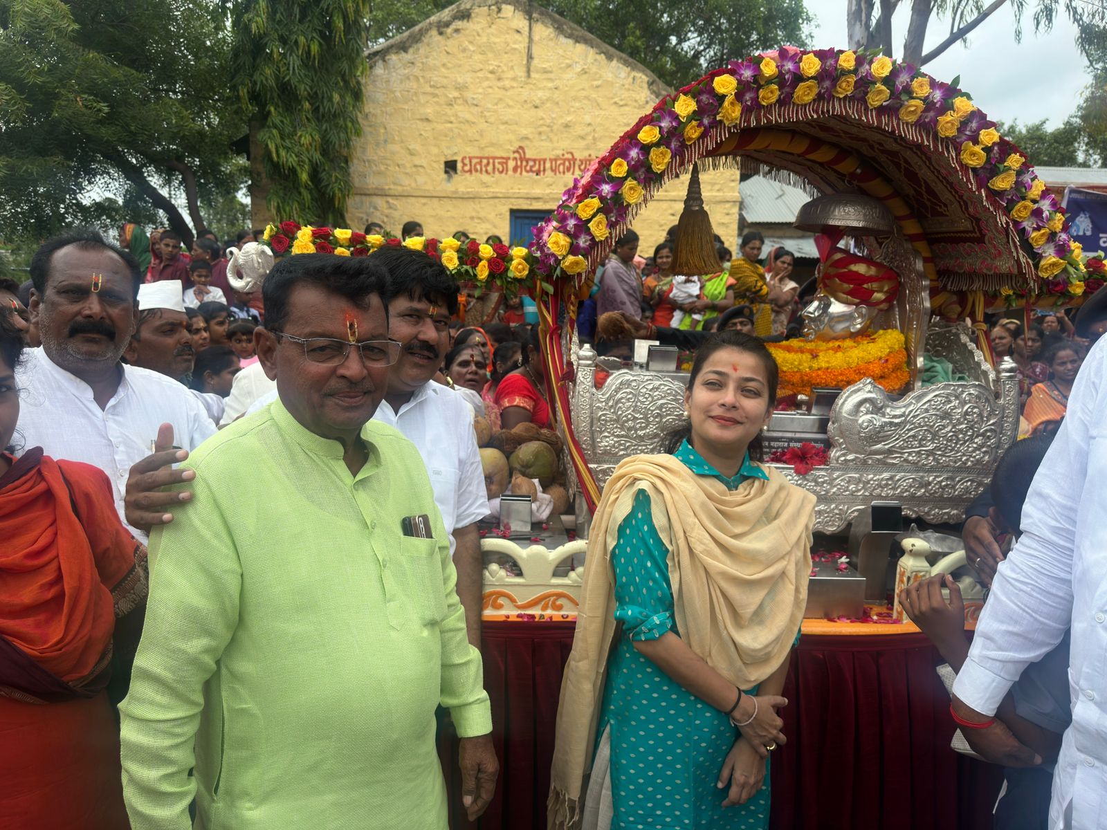 खासदार प्रणिती शिंदे यांनी घेतले श्री गजानन महाराज पालखीचे दर्शन