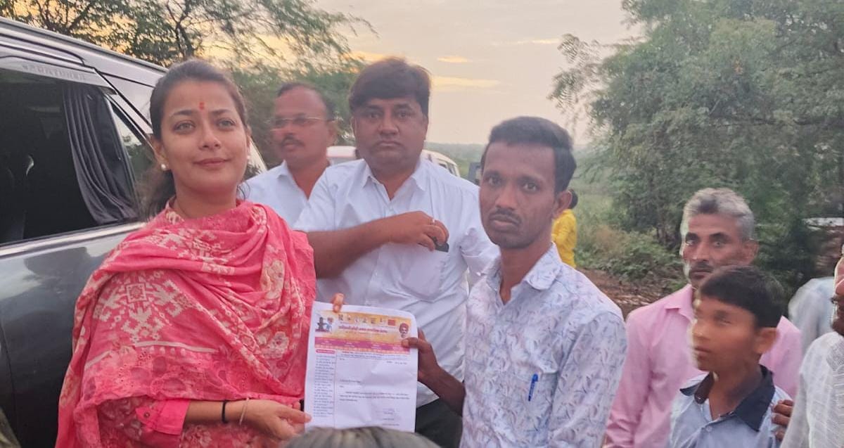 आदिवासी कोळी समाजाचे खासदार प्रणिती शिंदे यांना निवेदन