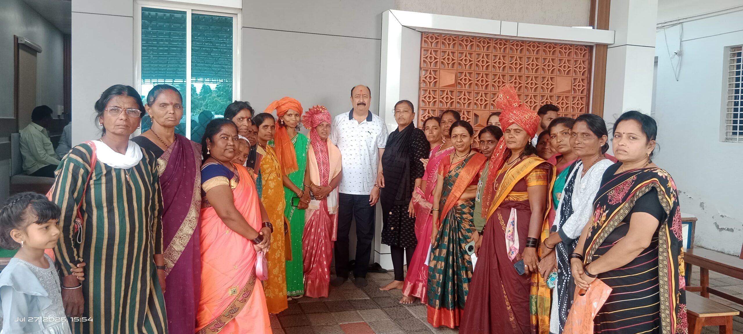 दलित पँथरच्या महिला पदाधिकाऱ्याचां माजी आमदार दिपक आबा साळुंखे पाटील यांच्या हस्ते सत्कार