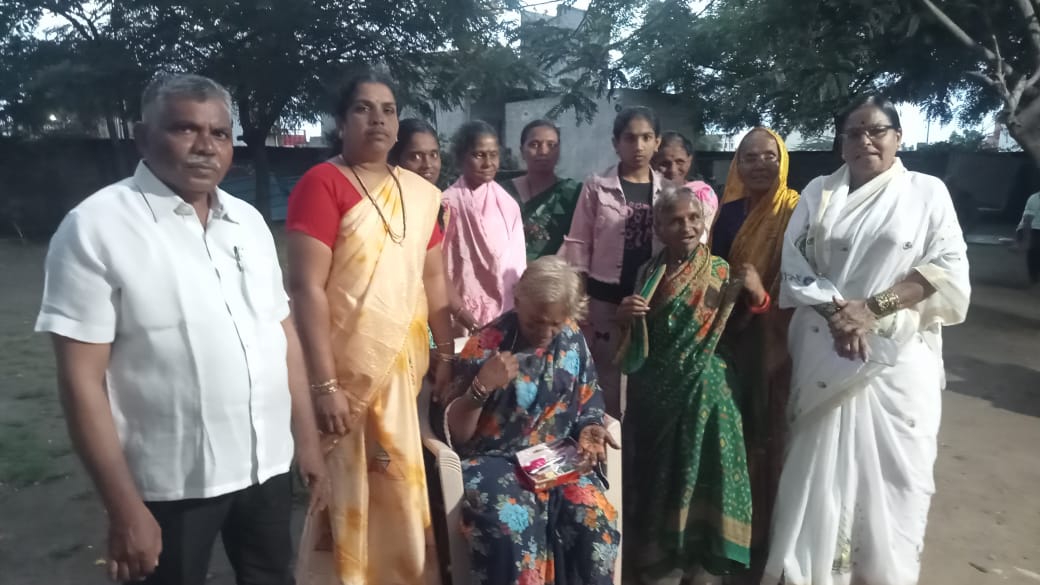 आस्थाच्या वतीने नागपंचमीचा अनोखा सामाजिक उपक्रम ,   अनाथ व वृद्ध महिलांसाठी सौंदर्य साहित्याचे वाटप