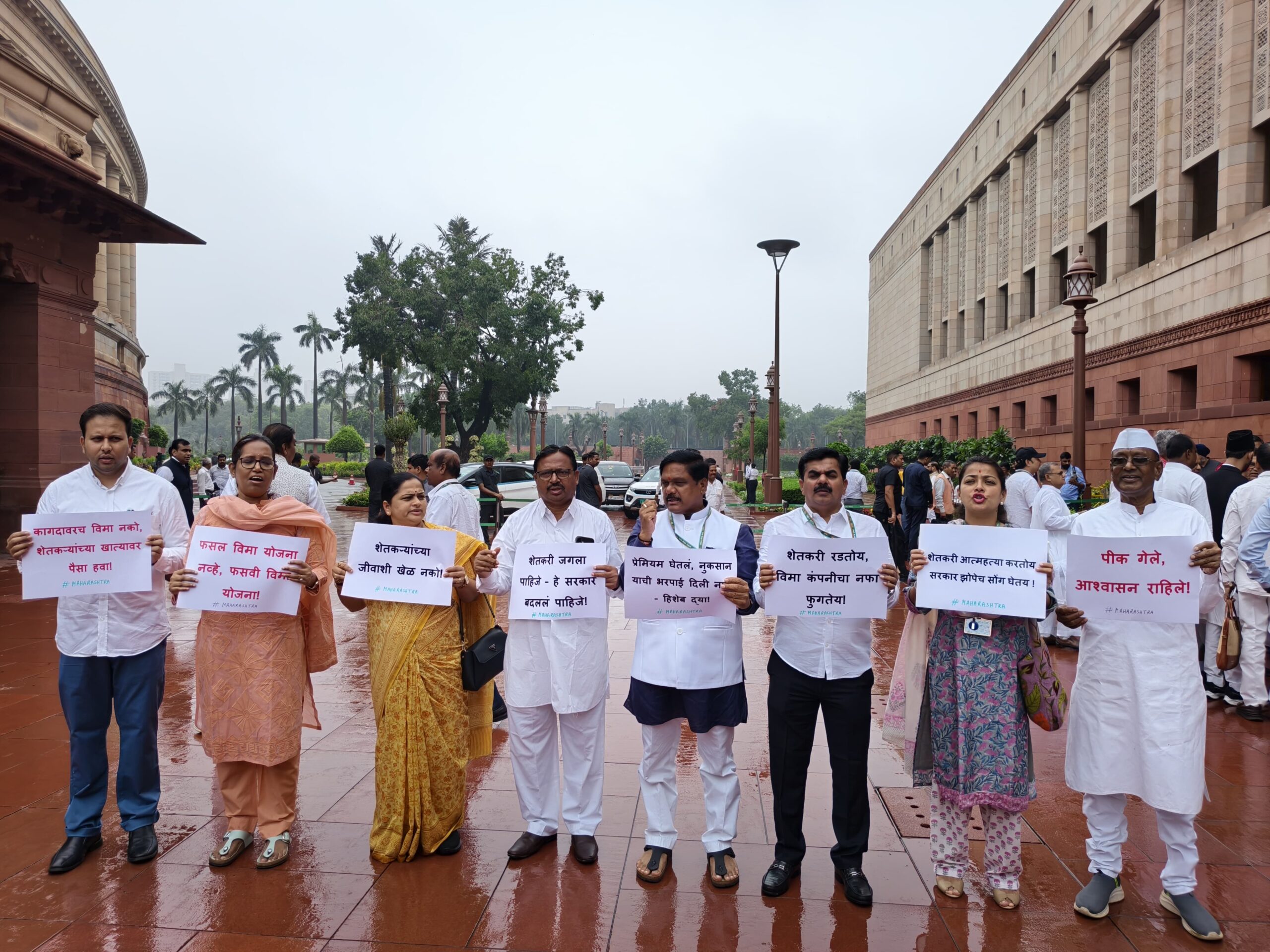 केंद्र सरकारची महाराष्ट्र शासनाने बंद केलेली ‘एक रुपयात पिक विमा योजना’ पुन्हा सुरू करा , या मागणीसाठी खासदार प्रणिती शिंदे यांचे संसद भवन परिसरात आंदोलन