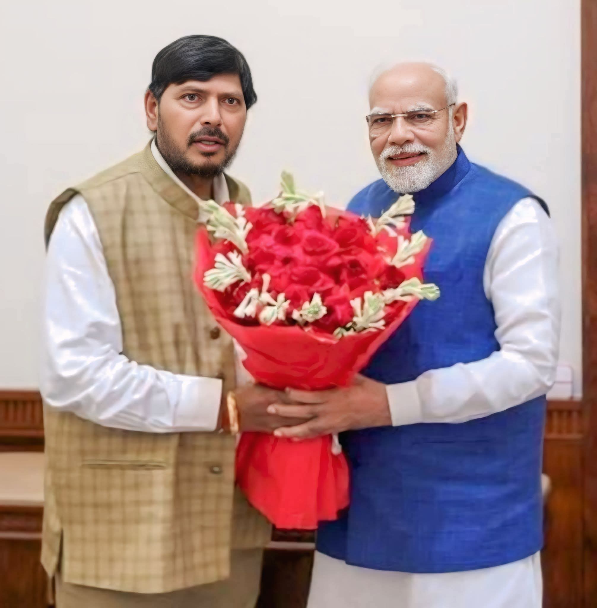 महाबोधी महाविहार बौद्धांच्या ताब्यात देण्याच्या मागणीसाठी केंद्रीय राज्यमंत्री रामदास आठवले यांनी घेतली प्रधानमंत्री नरेंद्र मोदी यांची भेट