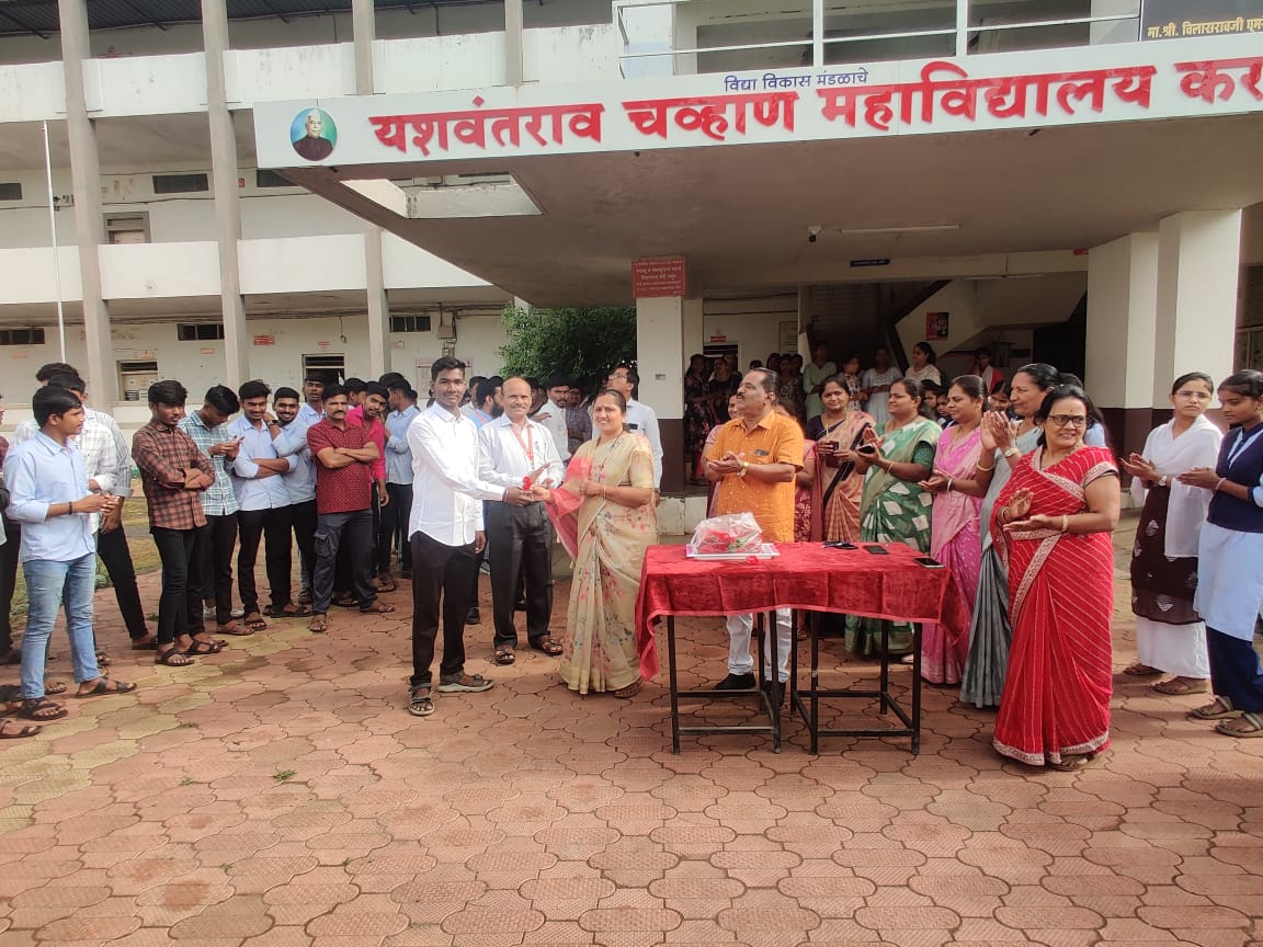 इयत्ता अकरावी विद्यार्थ्यांचे यशवंतराव चव्हाण महाविद्यालयात पुष्पगुच्छ देऊन स्वागत