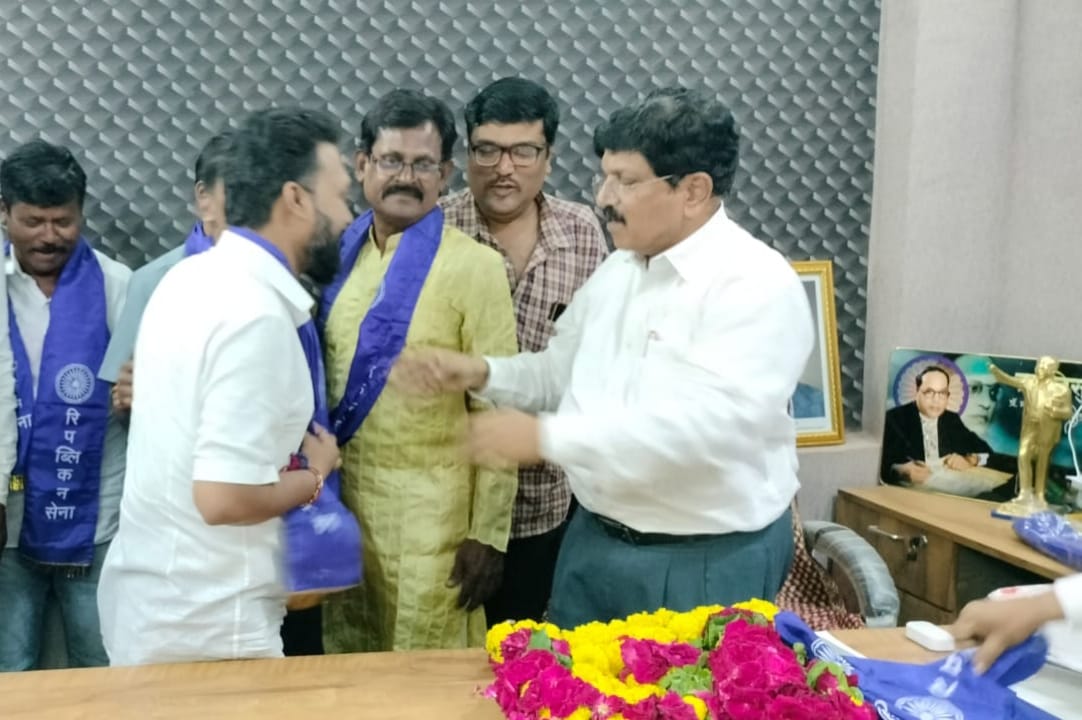 वंचित बहुजन आघाडीचे माजी सोलापूर जिल्हा अध्यक्ष नानासाहेब कदम यांचा कार्यकर्त्यांसह रिपब्लिकन सेनेत जाहीर प्रवेश
