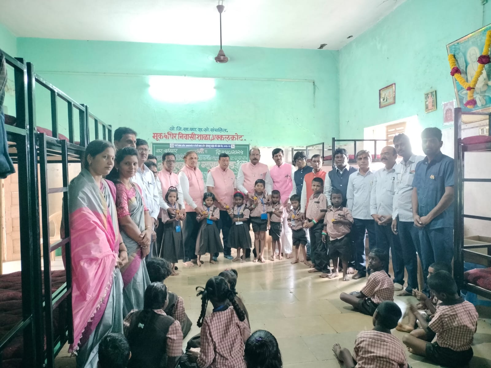 स्वातंत्र्यदिनानिमित्त अक्कलकोट येथे  महाराष्ट्र राज्य पत्रकार संघाच्या वतीने विद्यार्थ्यांना खाऊचे वाटप