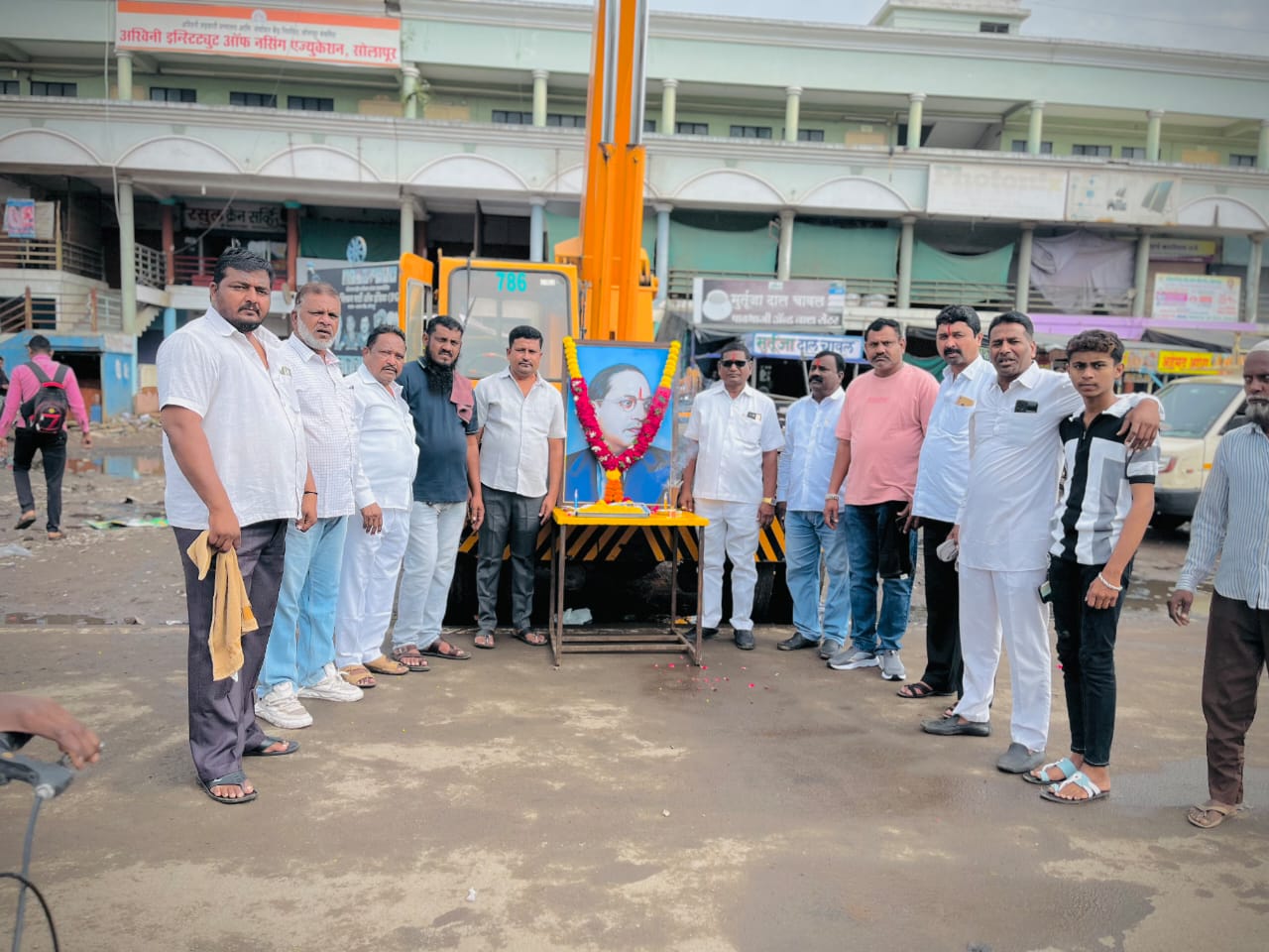 सोलापूरातील आसरा चौकात ७० फूट राष्ट्रध्वज क्रेनवर लावून मानवंदना
