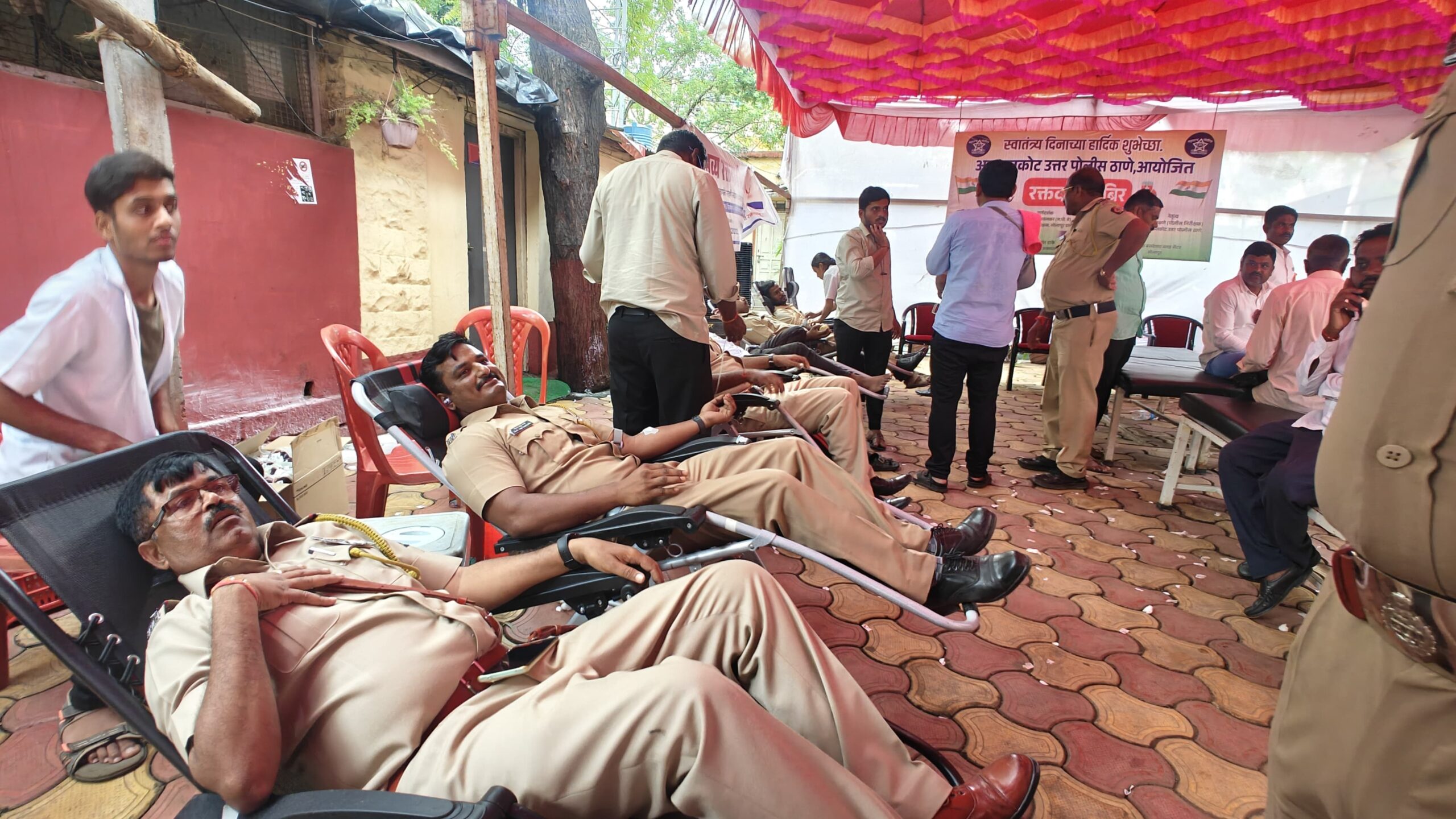 अक्कलकोट उत्तर पोलीस ठाणे येथे रक्तदान शिबिरात ३७९ रक्तदात्यांनी केले रक्तदान