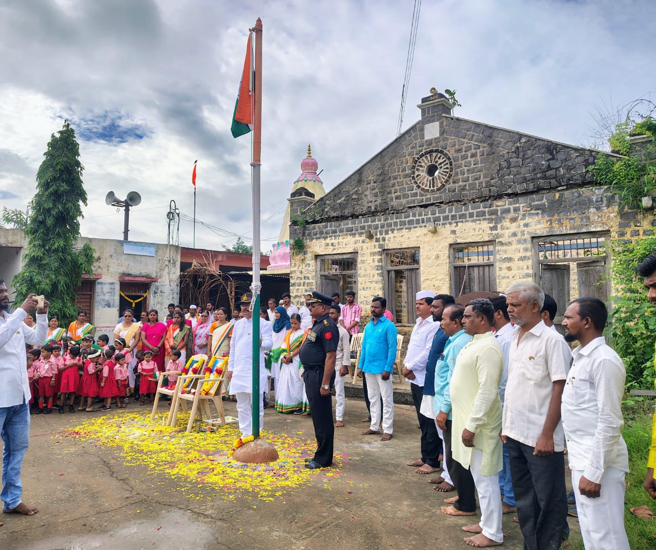 दहिटणे गावात माजी सैनिक संभाजी शिंदे आणि रकमाजी मोरे यांच्या हस्ते ध्वजारोहण