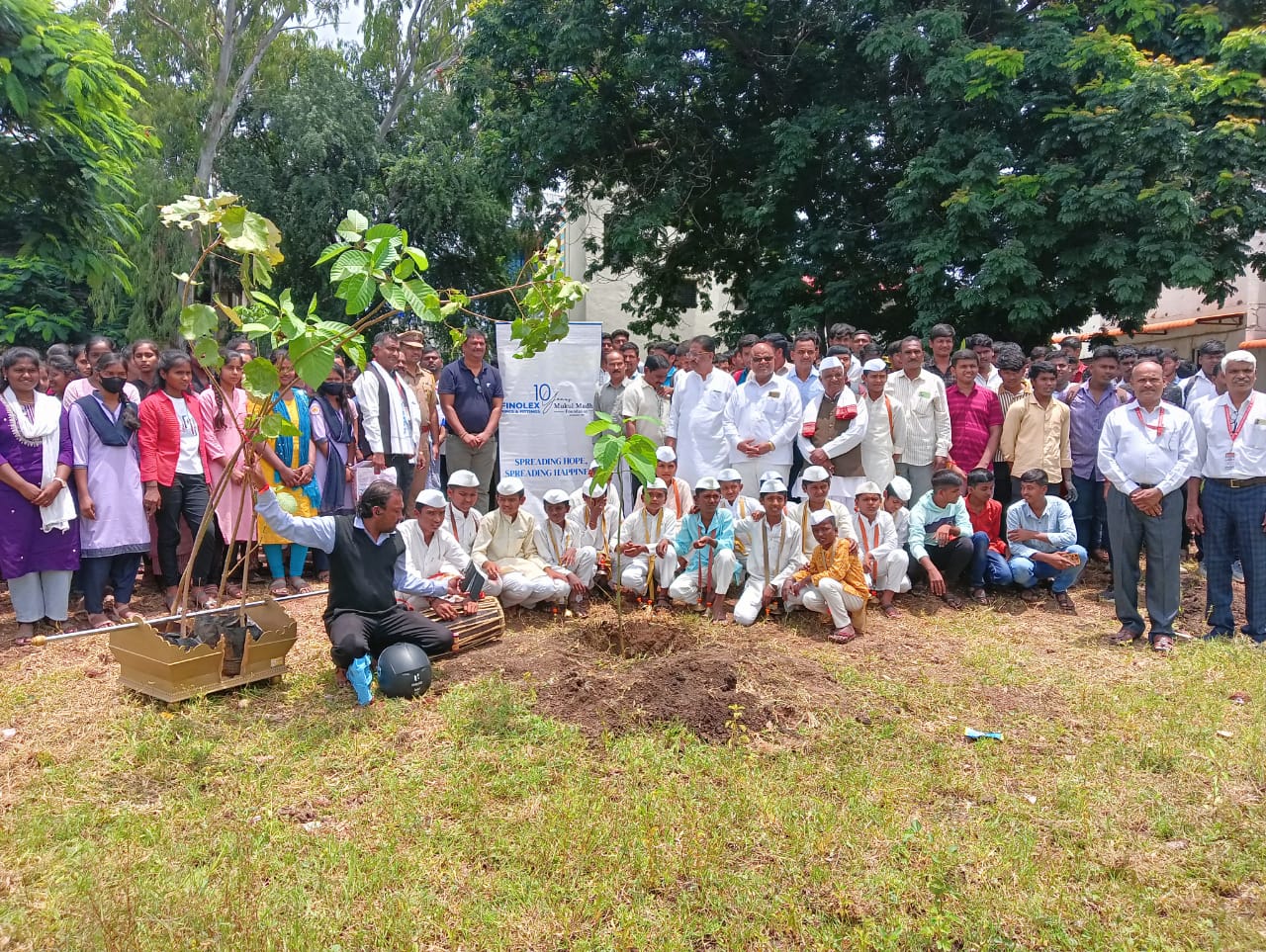 फिनोलेक्स व मुकुल माधव फाउंडेशनच्या माध्यमातून यशवंतराव चव्हाण महाविद्यालयात 500 वृक्षांची लागवड