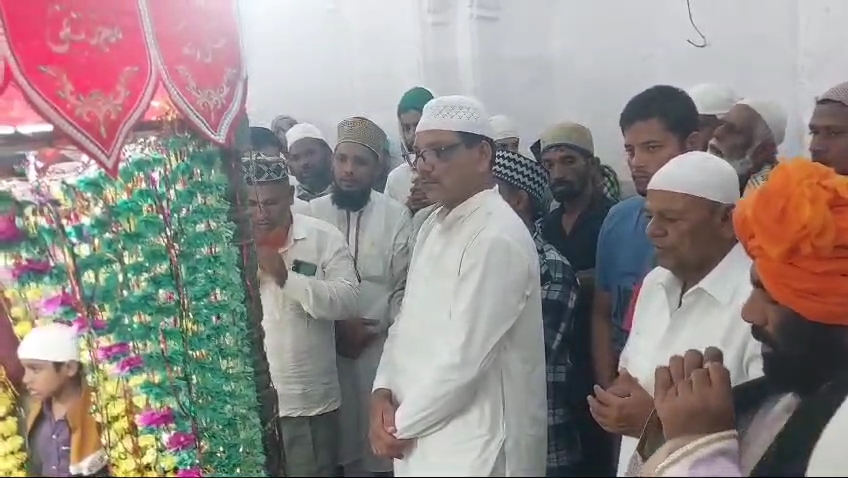 हजरत शेख नुरुद्दीन बाबा यांच्या मजारला ( समाधी ) अभिषेक करून ऊर्स उत्सवास प्रारंभ
