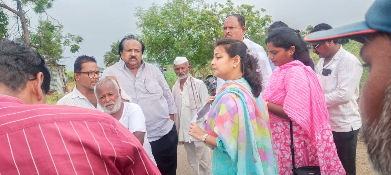 अतिवृष्टीमुळे शेतकरी संकटात, माय-बाप शेतकऱ्यांच्या सदैव पाठीशी उभे राहू : खासदार प्रणिती शिंदे