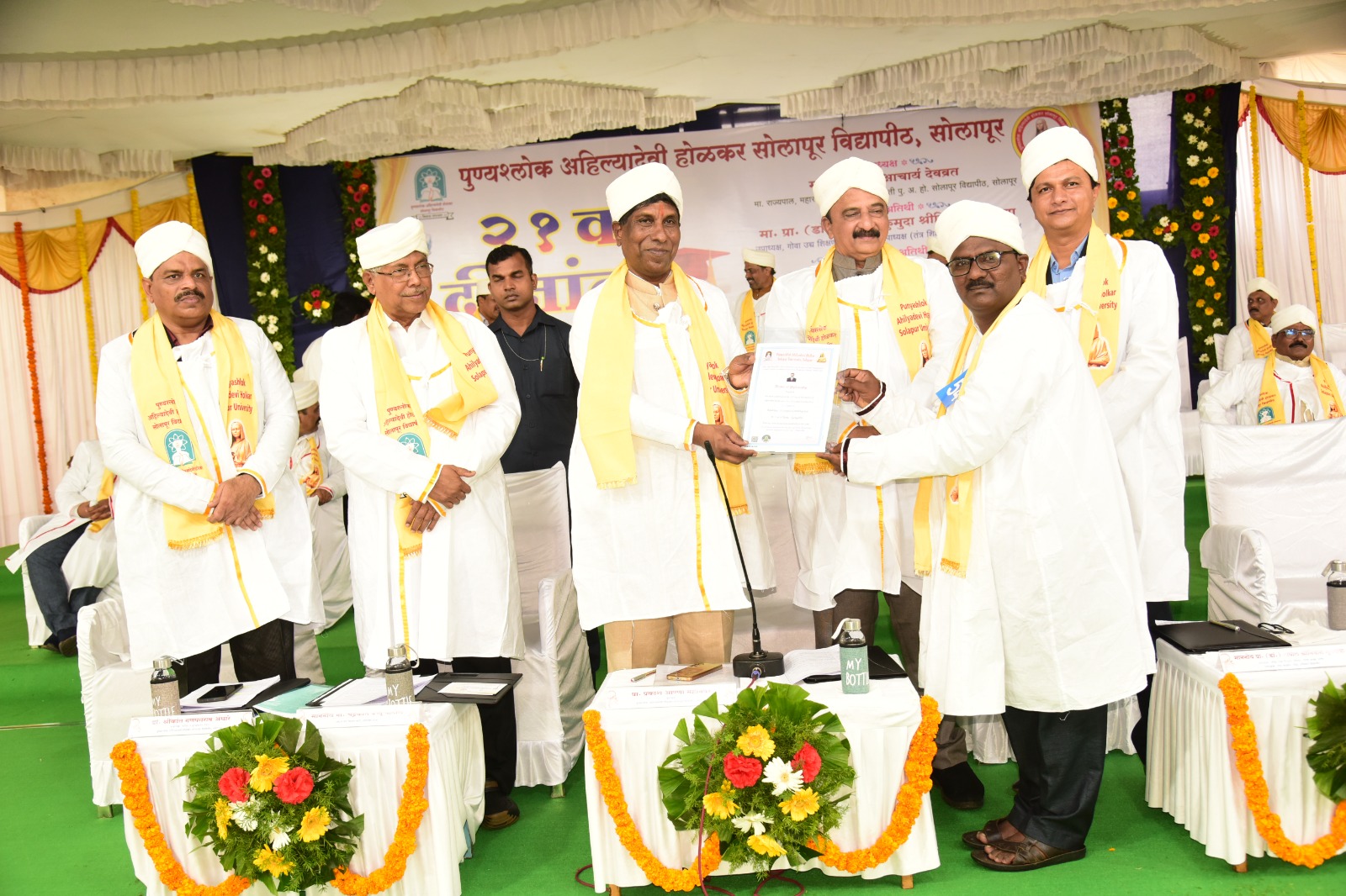 पुण्यश्लोक अहिल्यादेवी होळकर सोलापूर विद्यापीठात धानय्य कौटगीमठ यांचा गौरवपूर्ण सत्कार