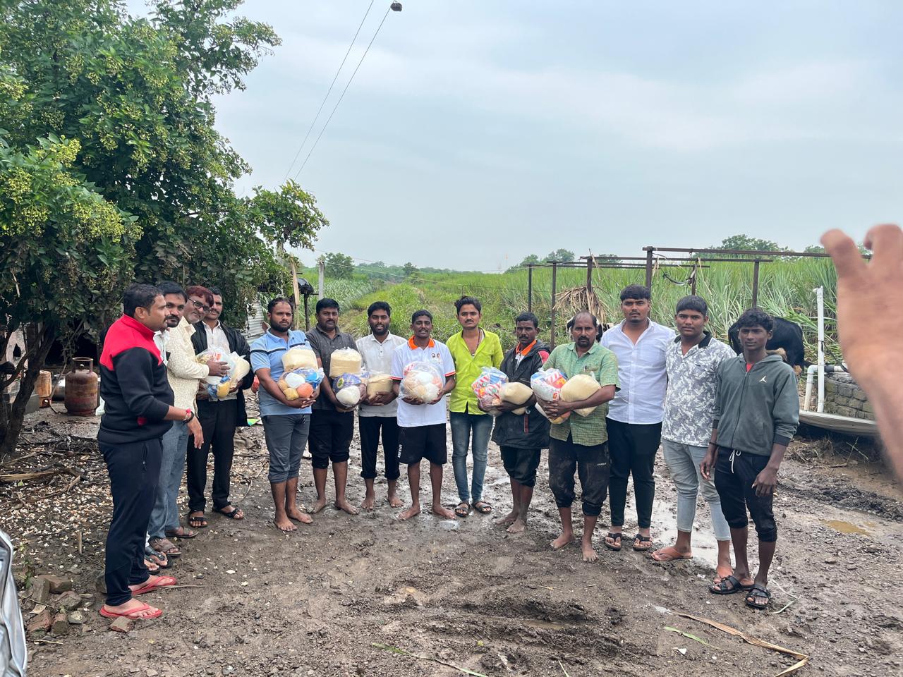 अतिक उर्फ पप्पू पठाण यांच्यातर्फे पूरग्रस्त लोकांना २५० जीवनावश्यक वस्तूचे वाटप