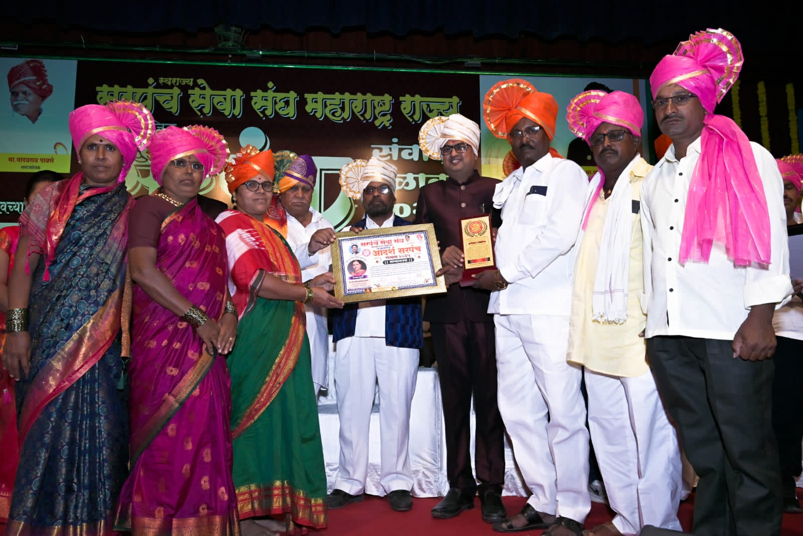 गुरववाडीच्या सरपंच लक्ष्मी पुजारी “आदर्श सरपंच” पुरस्काराने सन्मानित