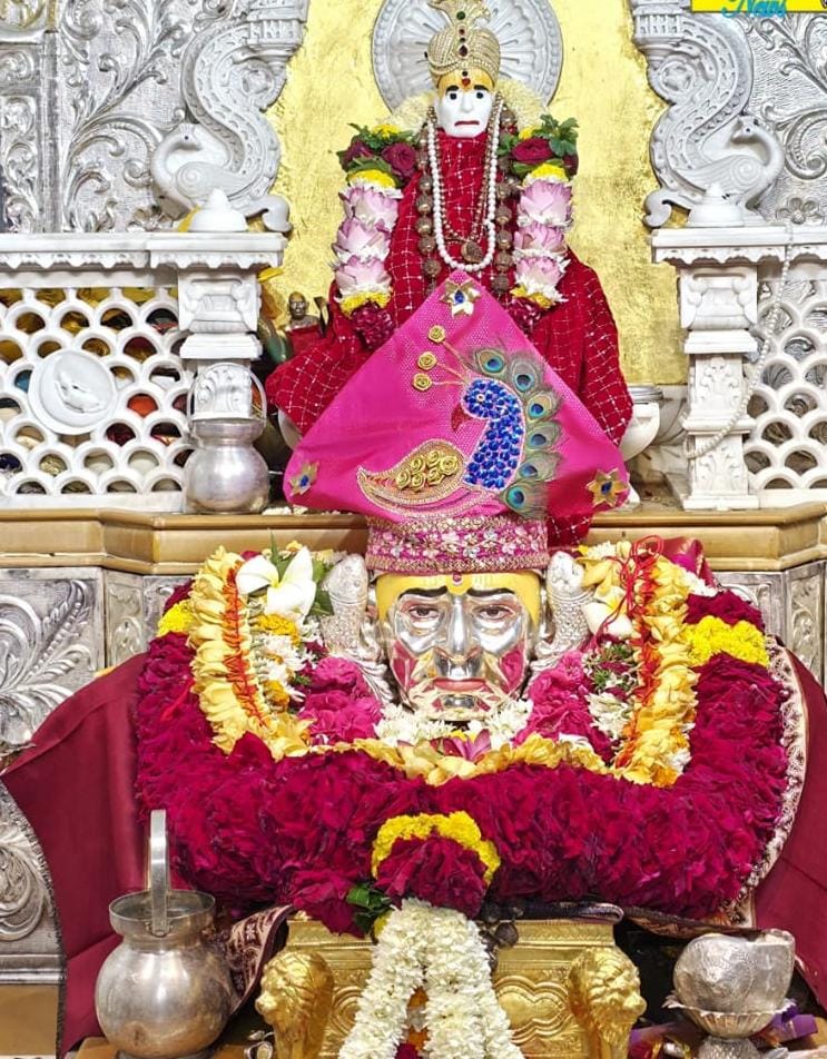 त्रिपुरारी पौर्णिमेनिमीत्त श्री वटवृक्ष स्वामी महाराज मंदिरात लाख भक्तांनी घेतले स्वामींचे दर्शन