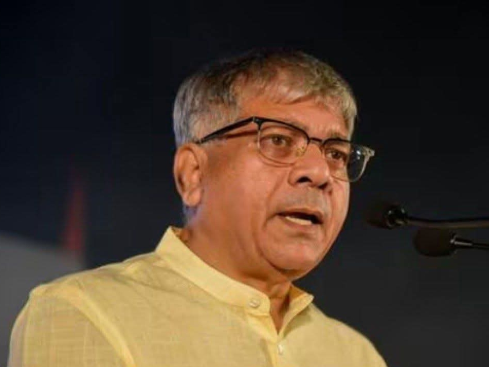 ‘फडणवीसांनी खुर्ची वाचवण्यासाठी कुणबी जीआर काढला’; ओबीसींनी ‘त्या’ तीन पक्षांना मतदान करू नका – ॲड प्रकाश आंबेडकर