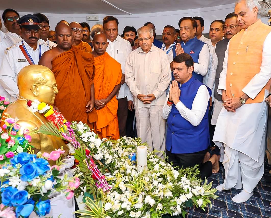 मुख्यमंत्री देवेंद्र फडणवीस यांनी केले  महामानव, भारतरत्न डॉ. बाबासाहेब आंबेडकर यांच्या महापरिनिर्वाण दिनानिमित्त अभिवादन