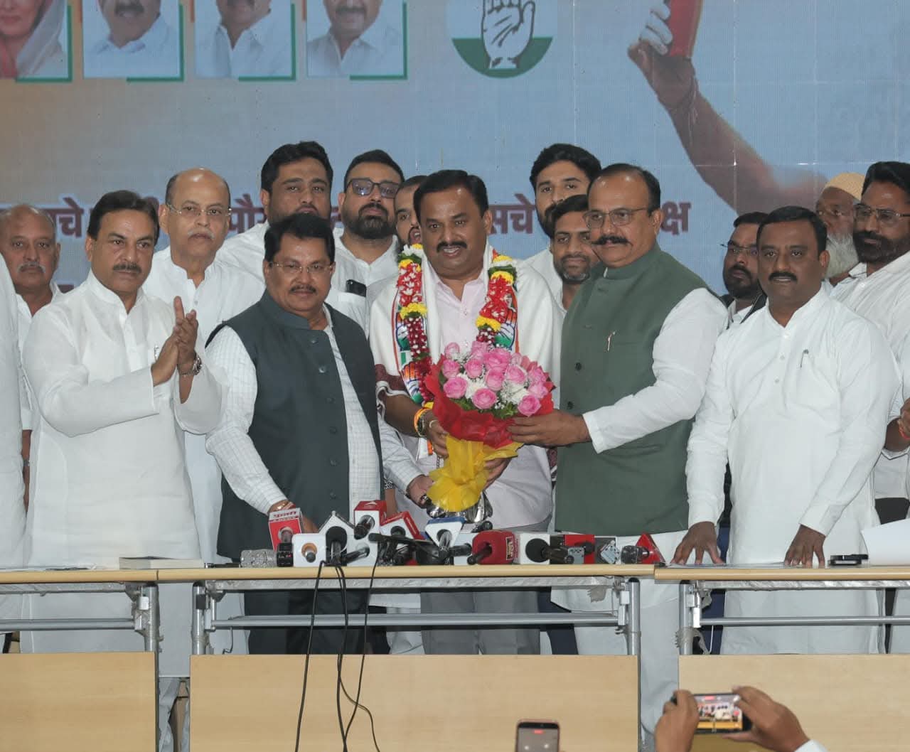 पुण्याचे माजी महापौर व राष्ट्रवादी काँग्रेसचे शहराध्यक्ष प्रशांत जगताप यांनी केला काँग्रेस पक्षात प्रवेश