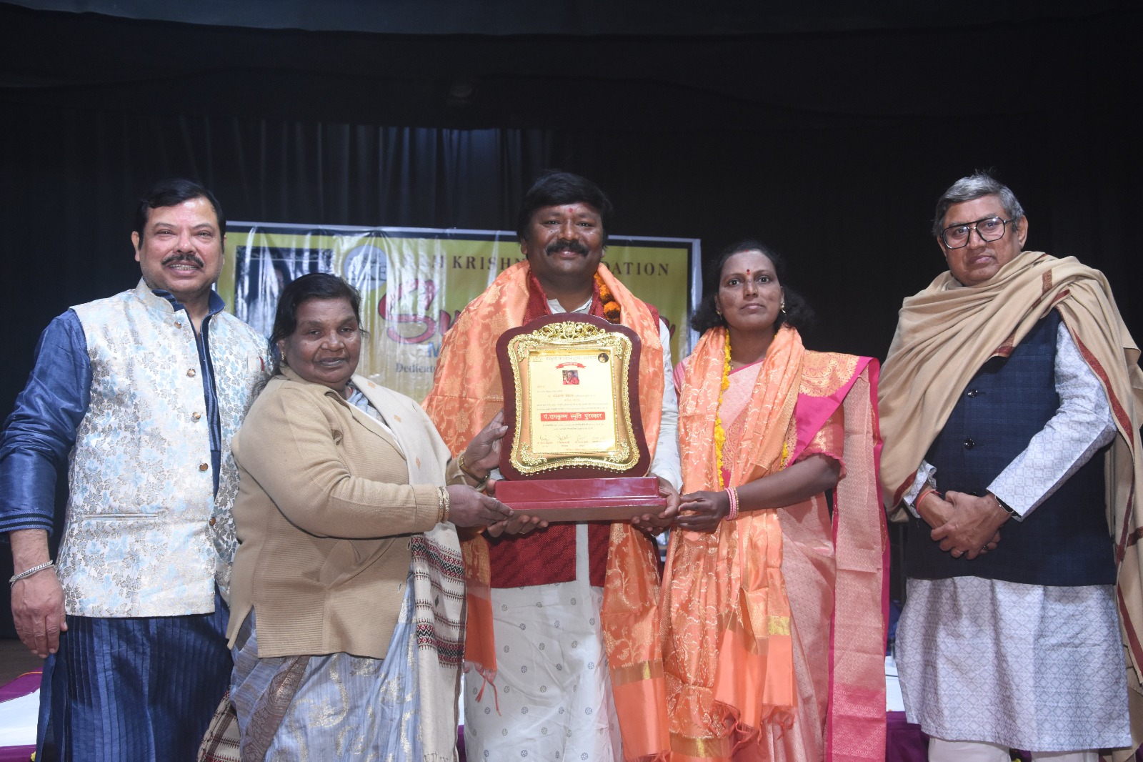 पंडीत. भिमण्णा जाधव व गुंडम्मा जाधव यांनी उत्तर प्रदेशचा राष्ट्रीय पुरस्कार स्वीकारला