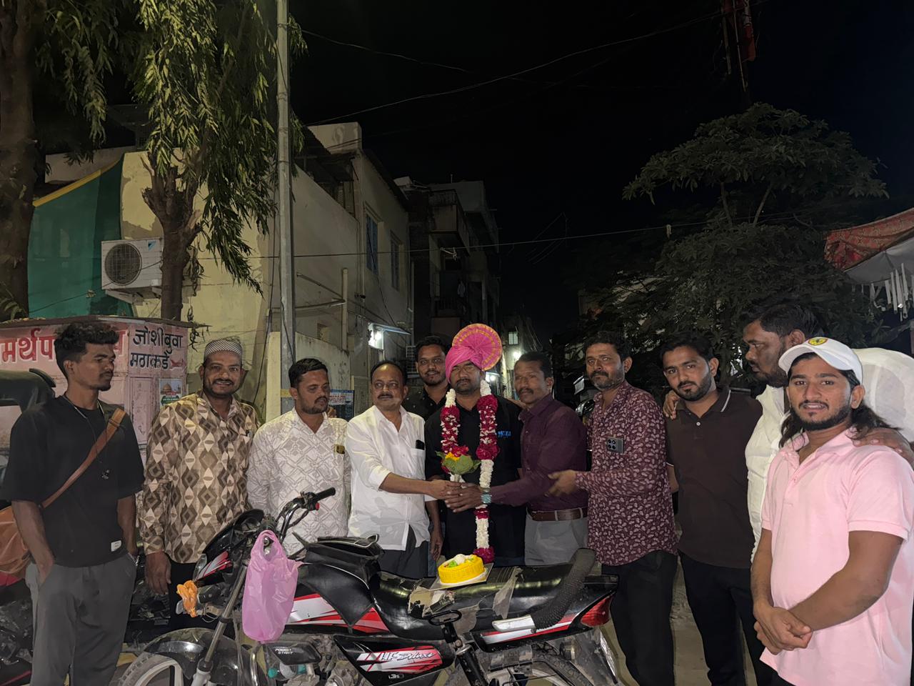 सामाजिक कार्यकर्ते अझहर शेख यांचा सत्कार 