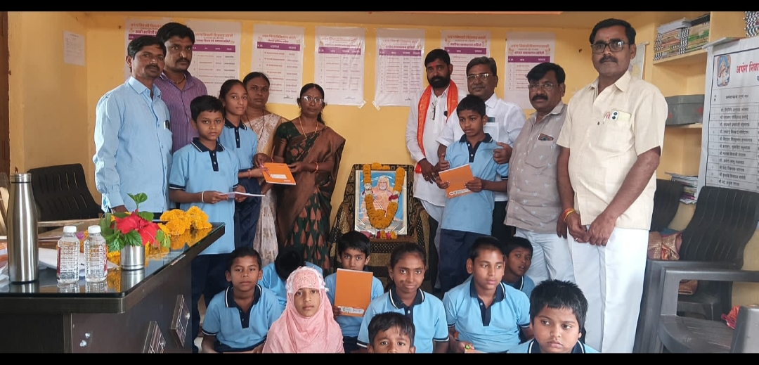 संत गाडगेबाबा यांच्या १५० व्या जयंतीनिमित्त शालेय साहित्य वाटप
