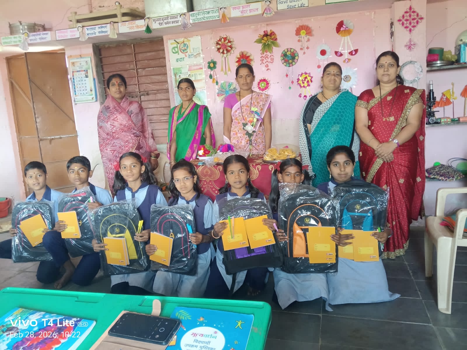सलग सोळा वर्षापासून दप्तरासह शैक्षणिक साहित्याचे वाटप : शिक्षिका रिंकू जाधवर (धस ) यांचा उपक्रम 