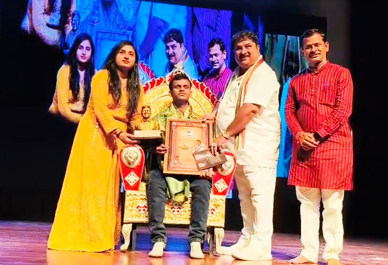 दिव्यांग झी कन्नड सारेगमप गायक रेवणसिद्ध फुलारी यांना कर्नाटक रत्न पवर स्टार पुनीत राजकुमार पुरस्कार