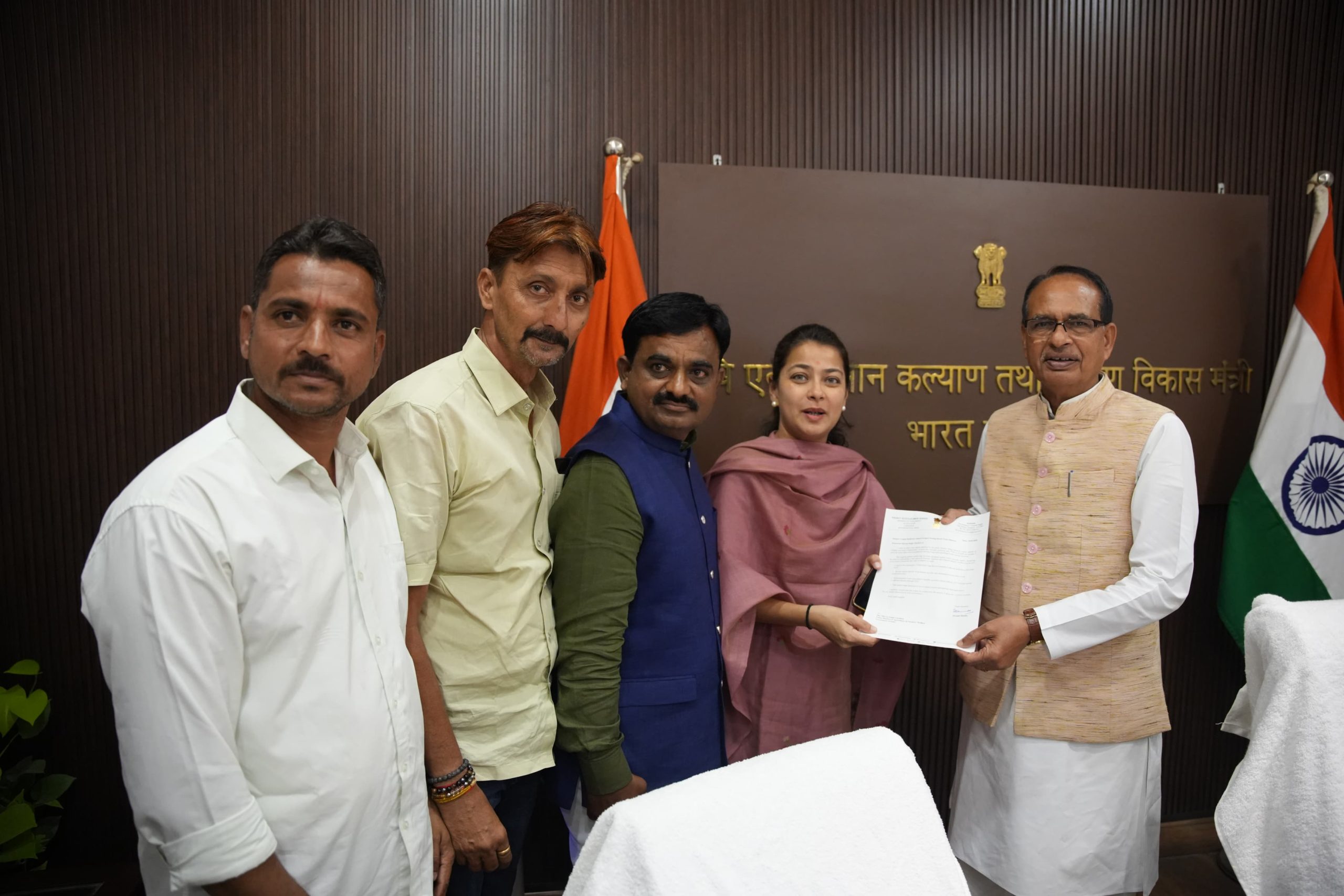 कांदा उत्पादक शेतकऱ्यांसाठी खासदार प्रणिती शिंदे आक्रमक; शेतकऱ्यांना दिलासा द्या– कृषिमंत्री शिवराजसिंह चौहान यांची भेट घेऊन दिले निवेदन